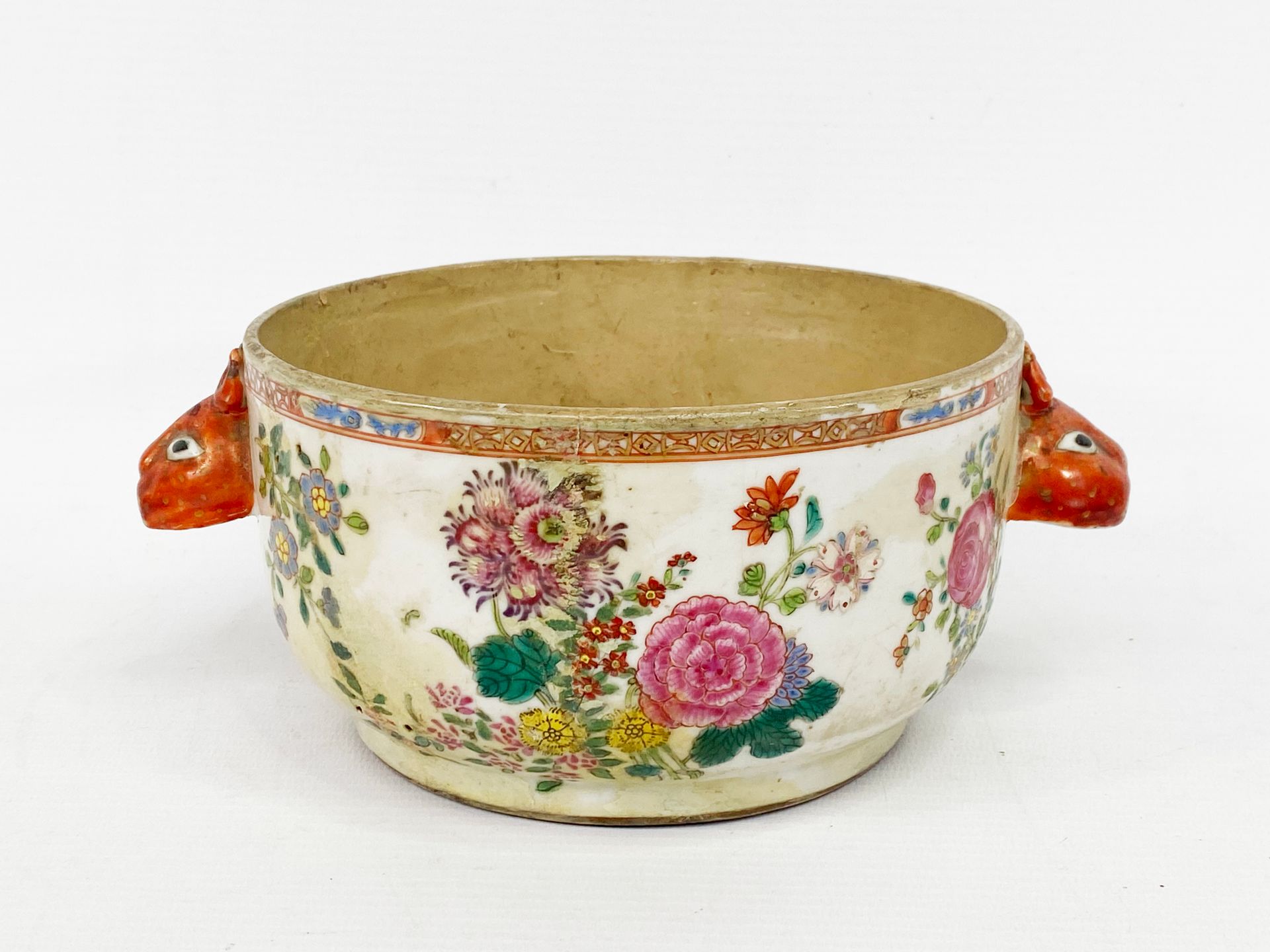 Null 中国，19世纪

饰有花束的瓷质桌面花盆。

D.16厘米

磨损和撕裂。