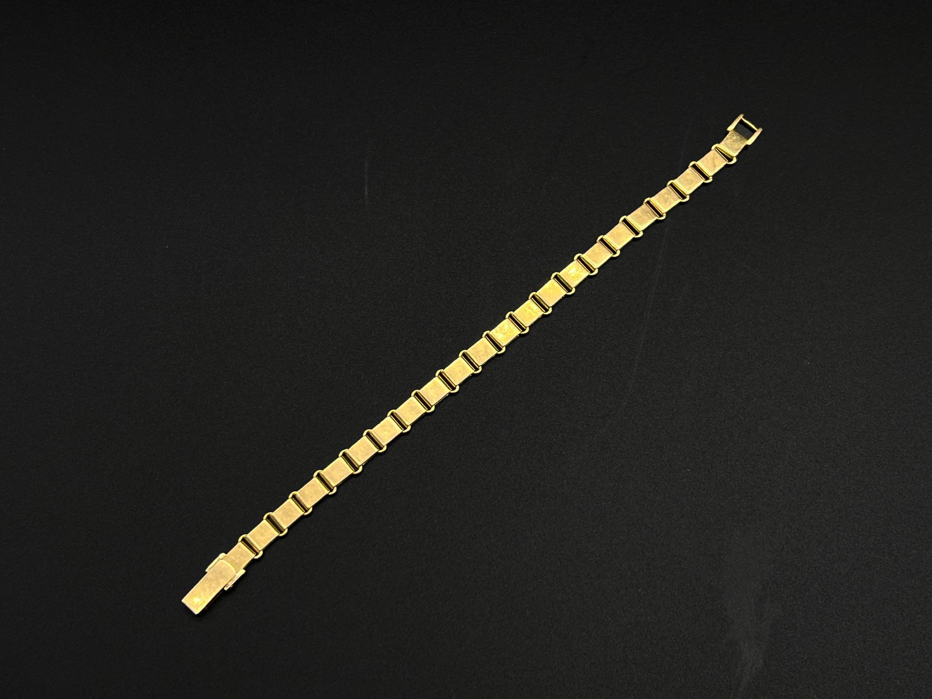 Null 黄金（750）手镯，有交替的扁形链节。

重量：15.7克。