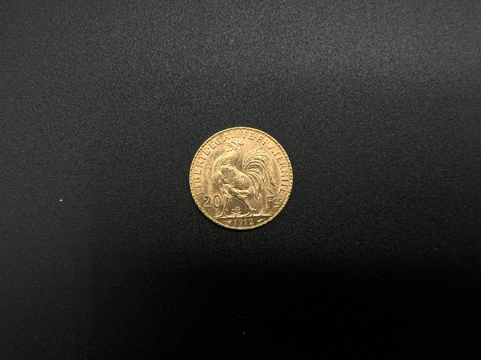 Null 一枚20法郎的金币Marianne au coq。

1912年。

重量：6.43克。