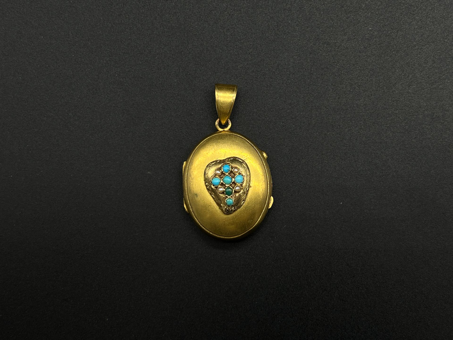 Null Colgante de metal dorado con un corazón decorado con cabujones de turquesa &hellip;