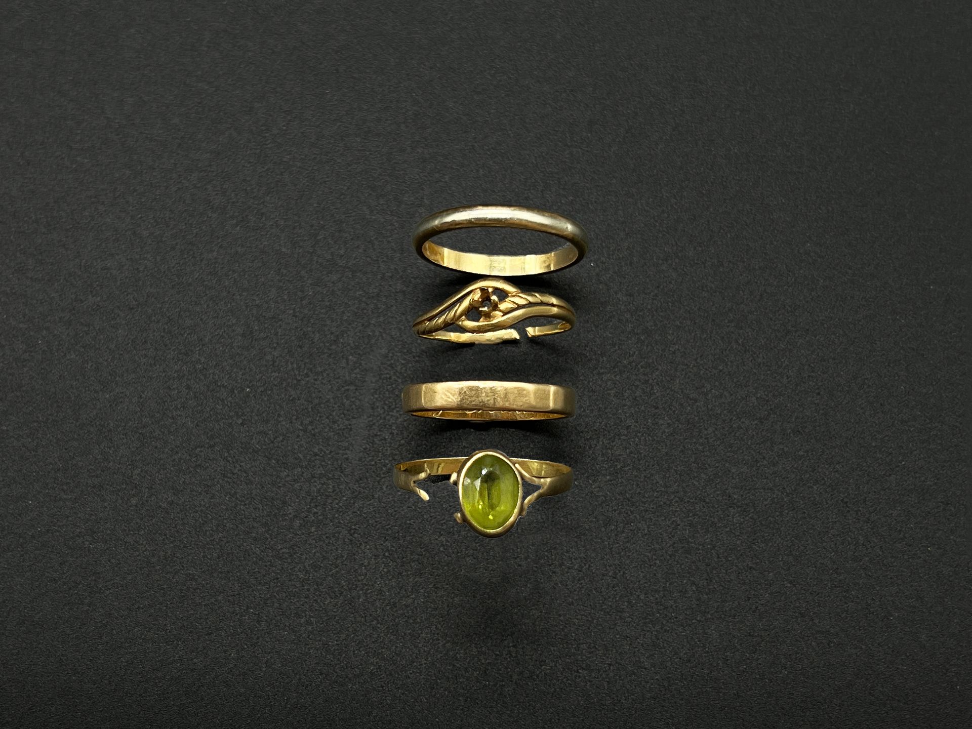 Null Set aus zwei Eheringen und zwei Ringen aus Gelbgold (750).

Gesamtbruttogew&hellip;