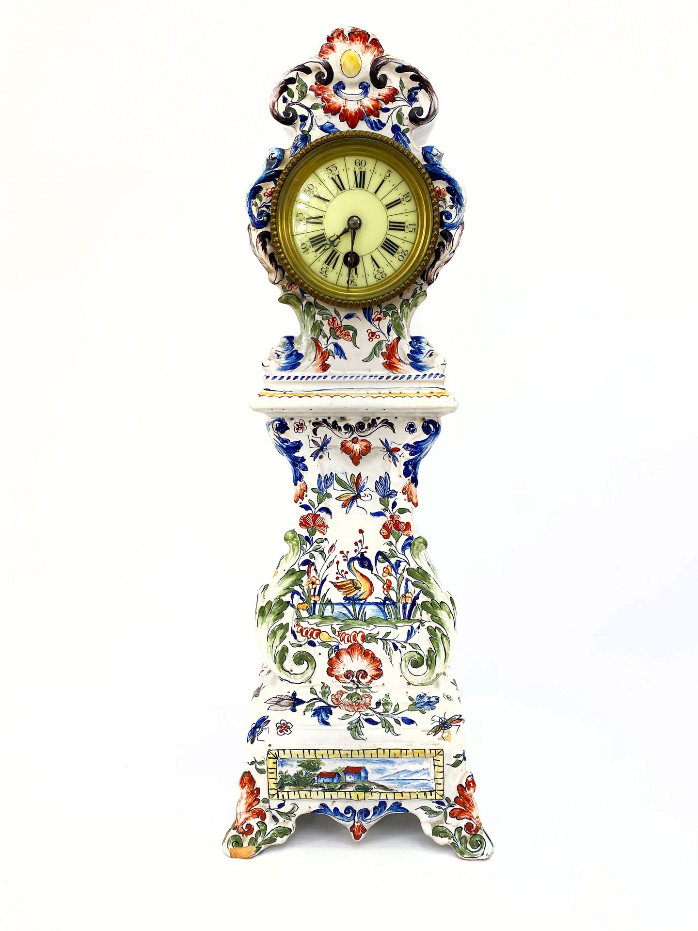 Null Amusante pendule en faïence à décor polychrome d'oiseaux, de rinceaux, de f&hellip;