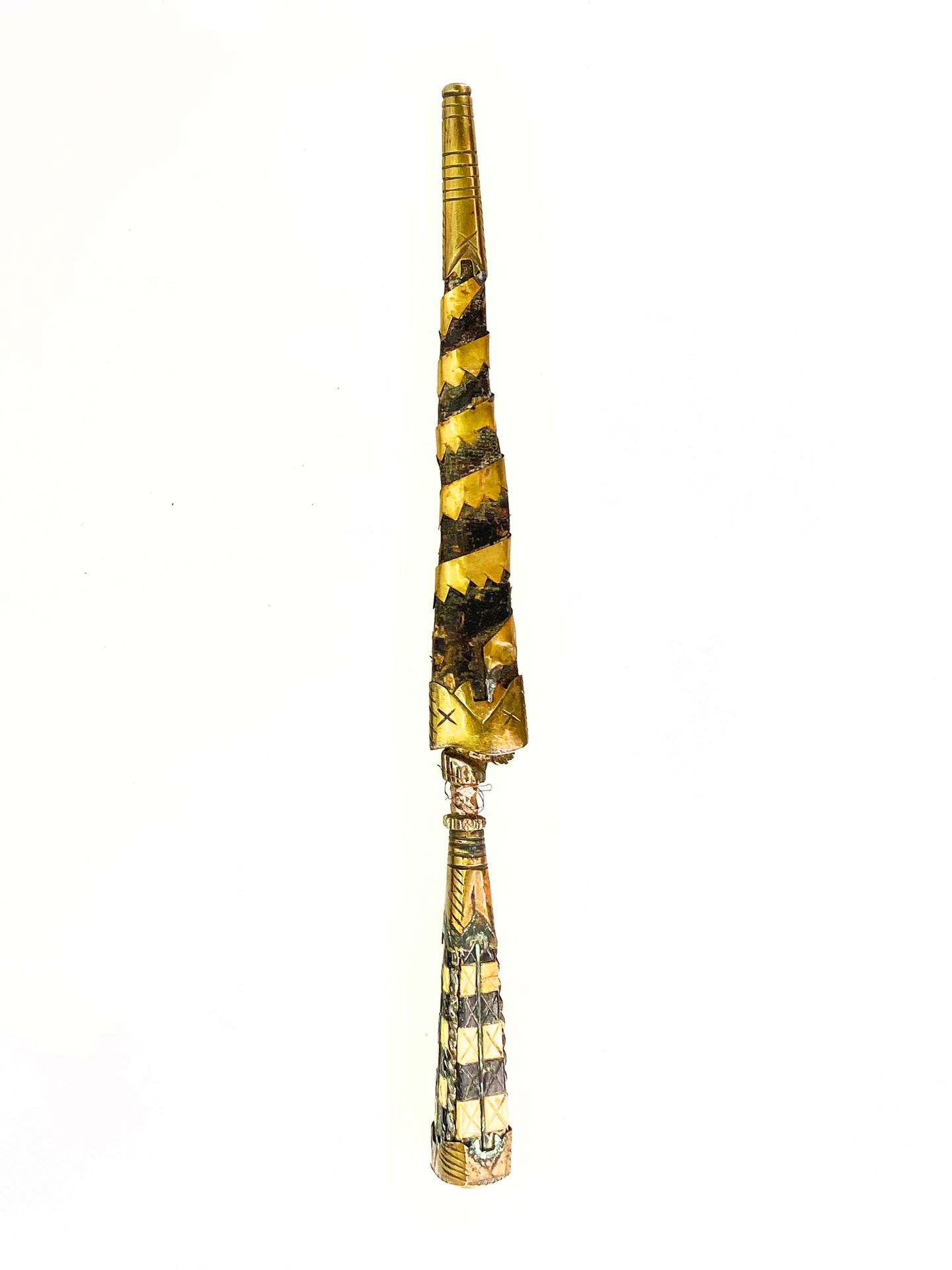 Null 科西嘉人的手写笔。

被称为 "旺达 "测针。

琢磨过的乌木和骨质的手柄，富含直的和丝状的金属。

钮扣和套筒为切割黄铜。

带反刃的直刀。

皮革&hellip;