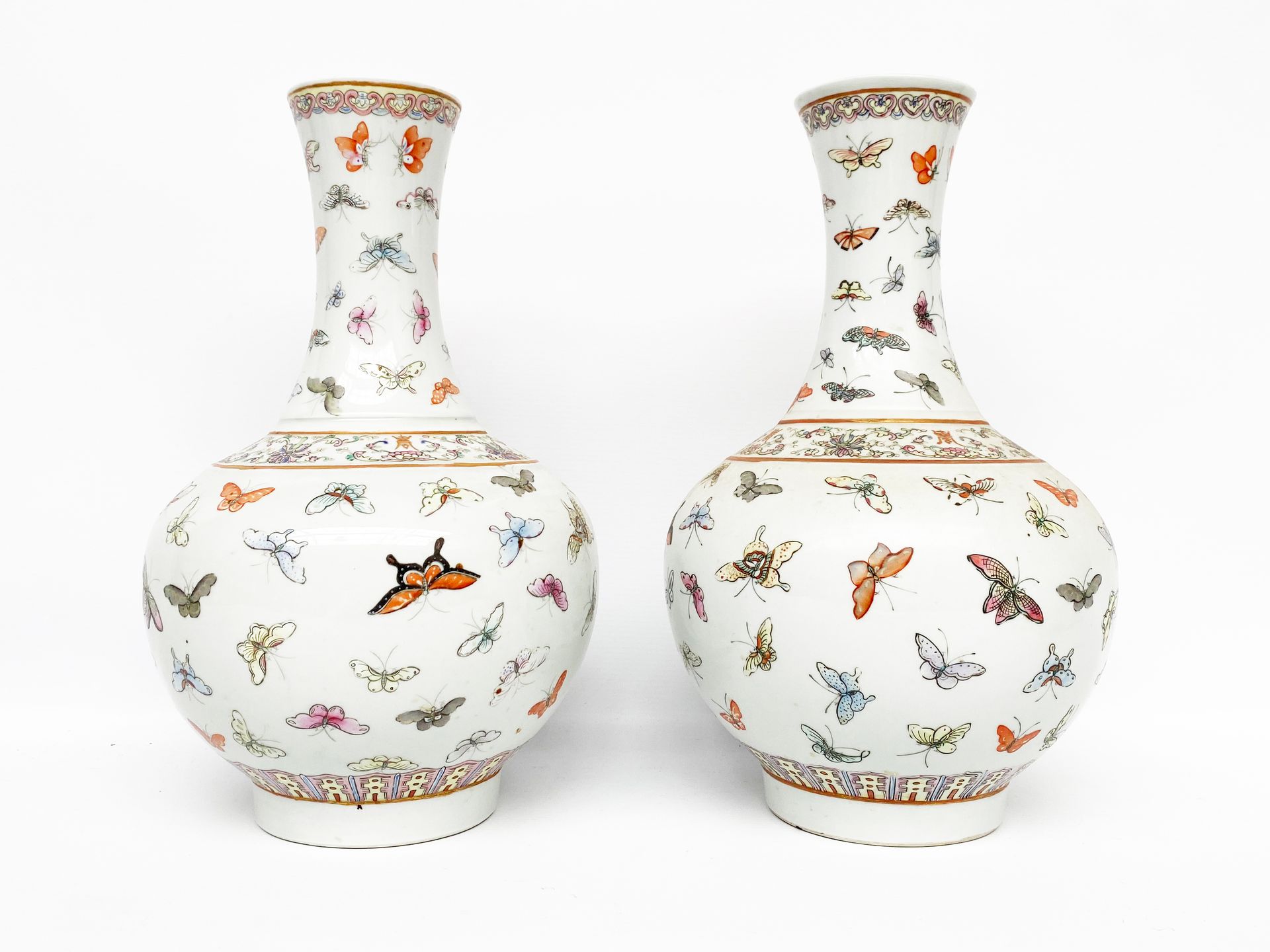 Null 中国，光绪年间（1875-1908）。

一对瓷质升平瓶，瓶身和颈部有 "百蝶 "的多色装饰，颈部底部的叶子间有寿字，底部有荷花瓣的门楣。底座下面的盖&hellip;