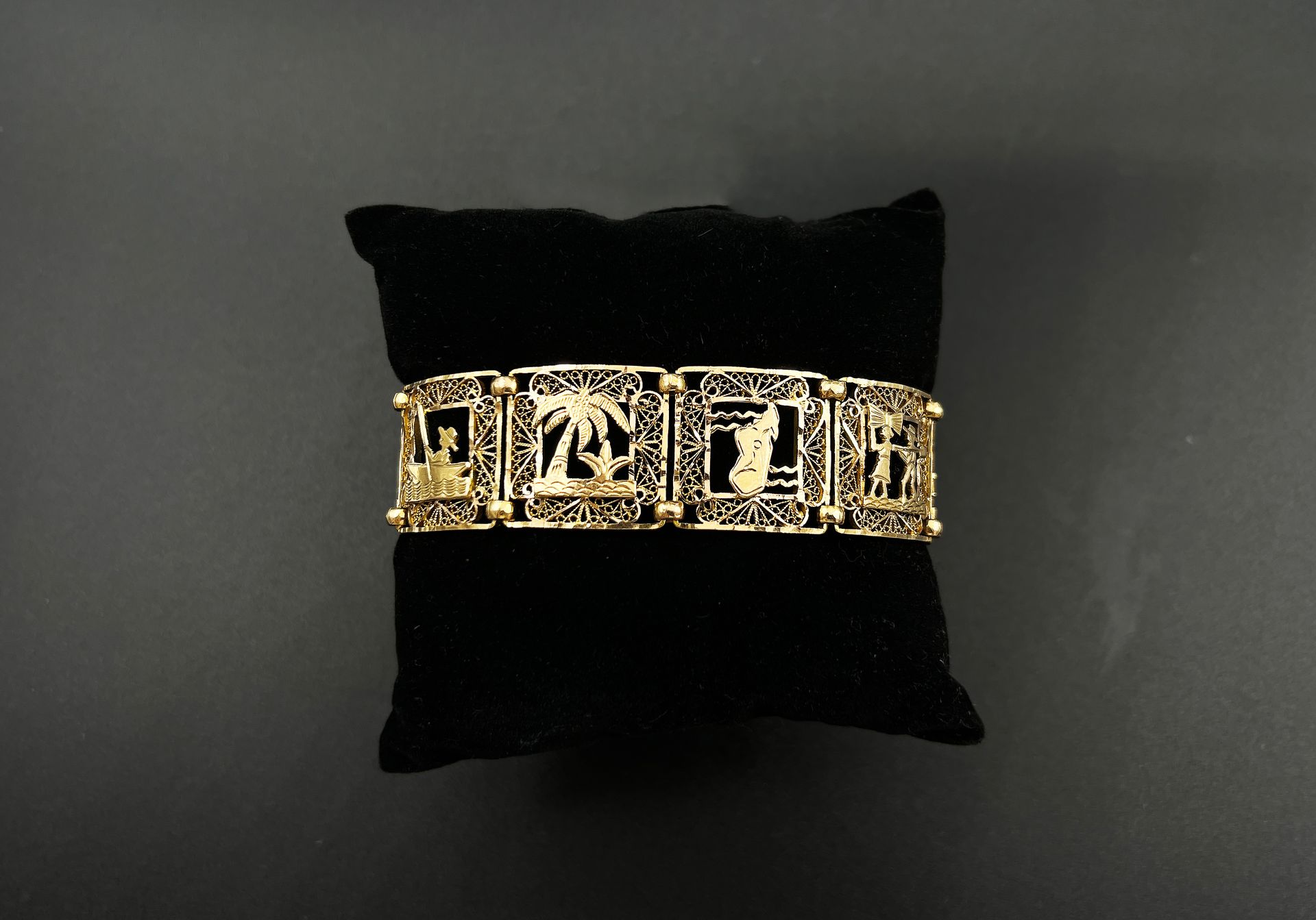 Null Bracelet en or jaune (750) à maillons filigranés et plaques ornées de paysa&hellip;