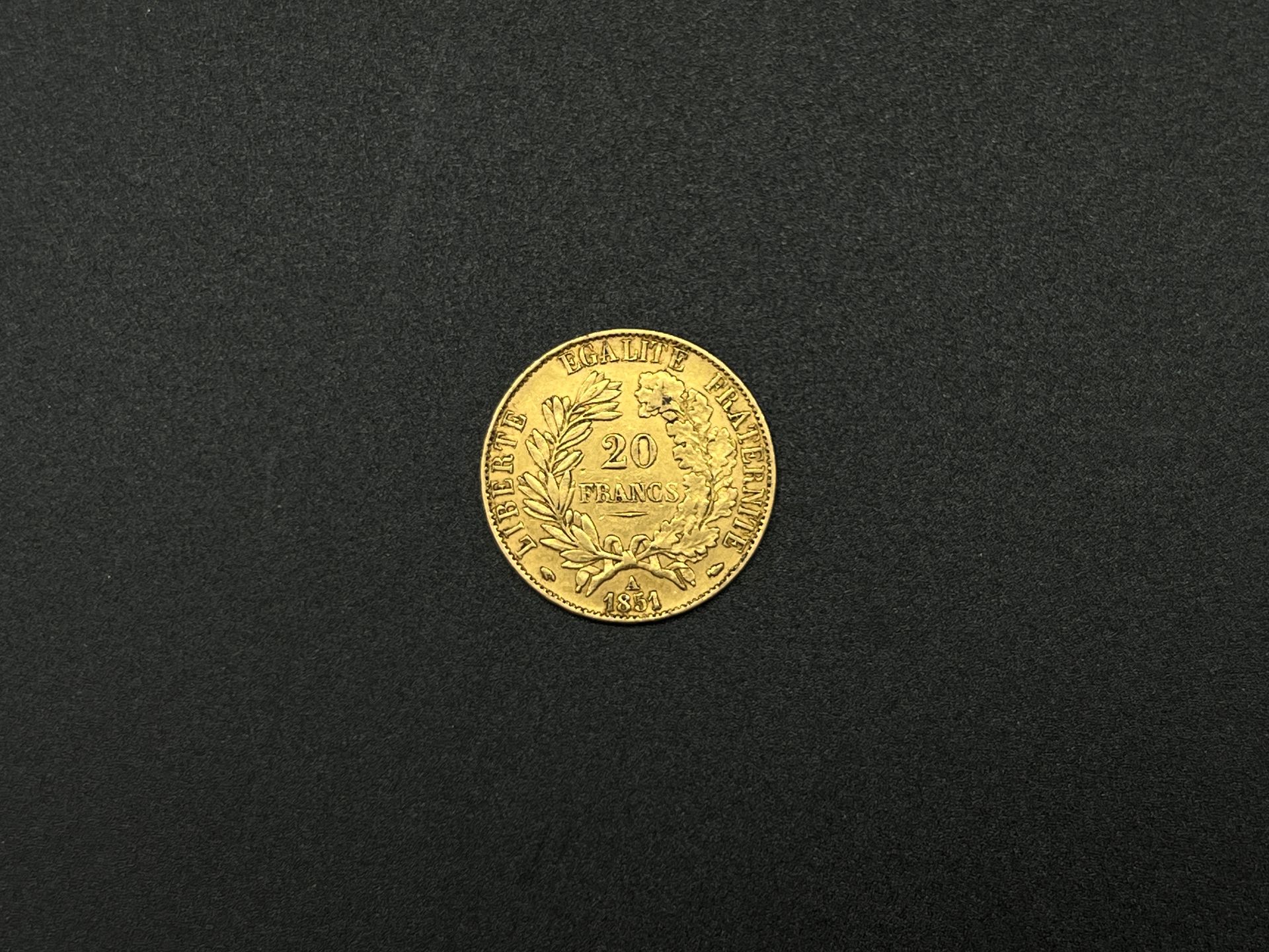 Null Une pièce de 20 francs or Cérès.

Année 1851.

Poids : 6,4 g.

Usures.