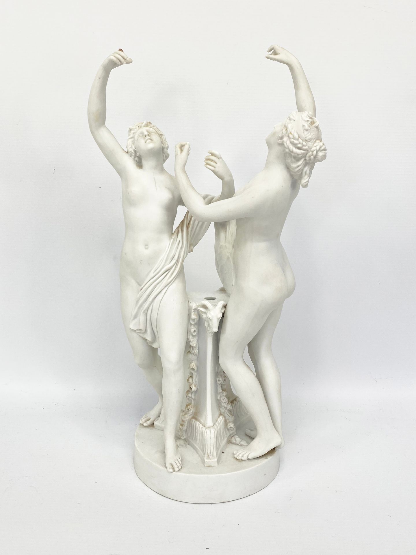 Null 仿照路易-西蒙-博伊佐特（1743-1809）的作品

在雅典风格中跳舞的仙女们

饼干中的证明。

底座下有2个交错的L的天启式标记。

H.43厘&hellip;