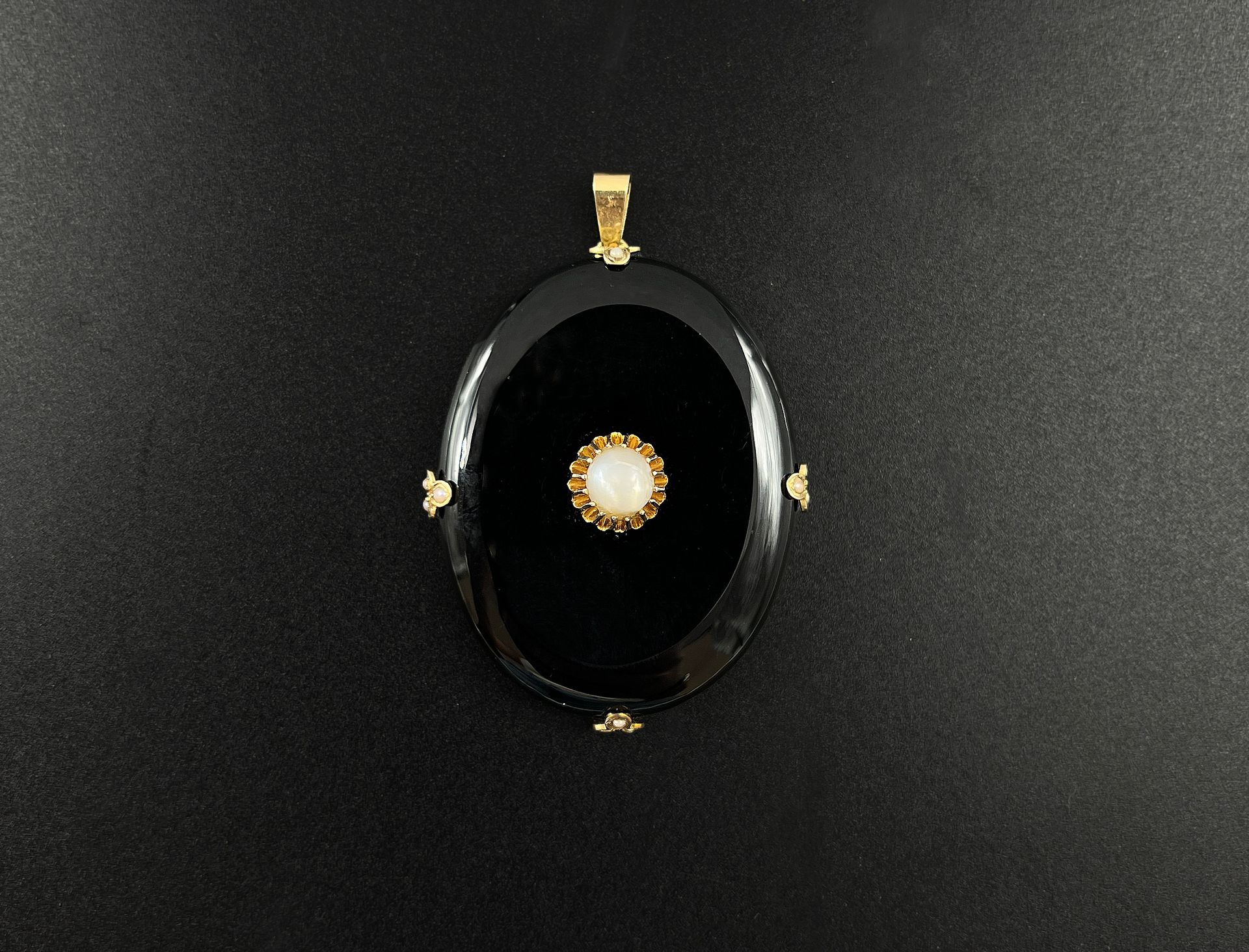 Null 18K黄金（千分之七十五）哀悼吊坠，装饰有黑玛瑙奖章，上面是爪式镶嵌的纽扣珍珠，周围是用珍珠装饰的三叶形图案。

19世纪的作品。

P.毛重：26.&hellip;