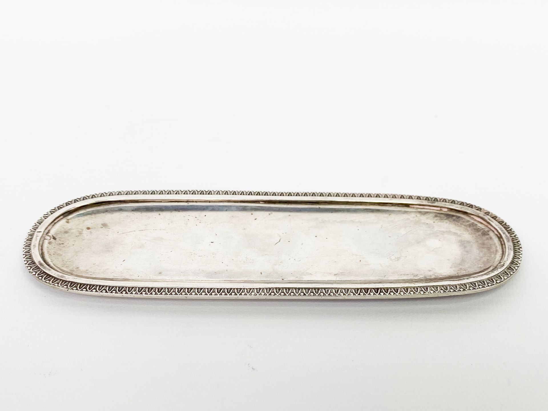 Null Navette aus Silber (950) mit Liniendekor aus Wasserblättern.

Gewicht: 74,2&hellip;