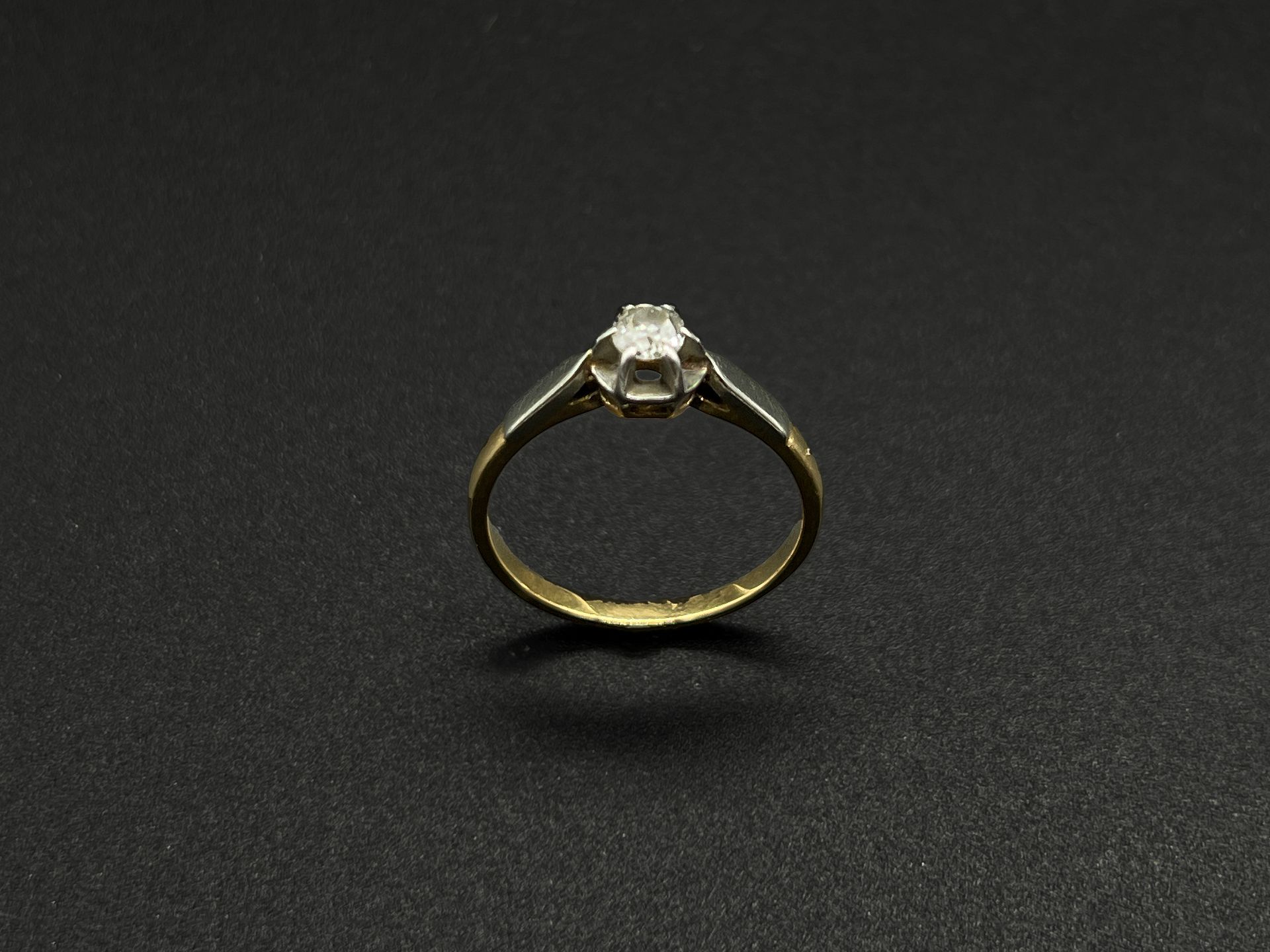 Null 铂金（9万5千分之一）和18K黄金（7万5千分之一）的单颗钻石戒指，装饰有一颗旧尺寸的钻石，约0.20克拉，采用爪式镶嵌。

转指：55。

P.毛重&hellip;