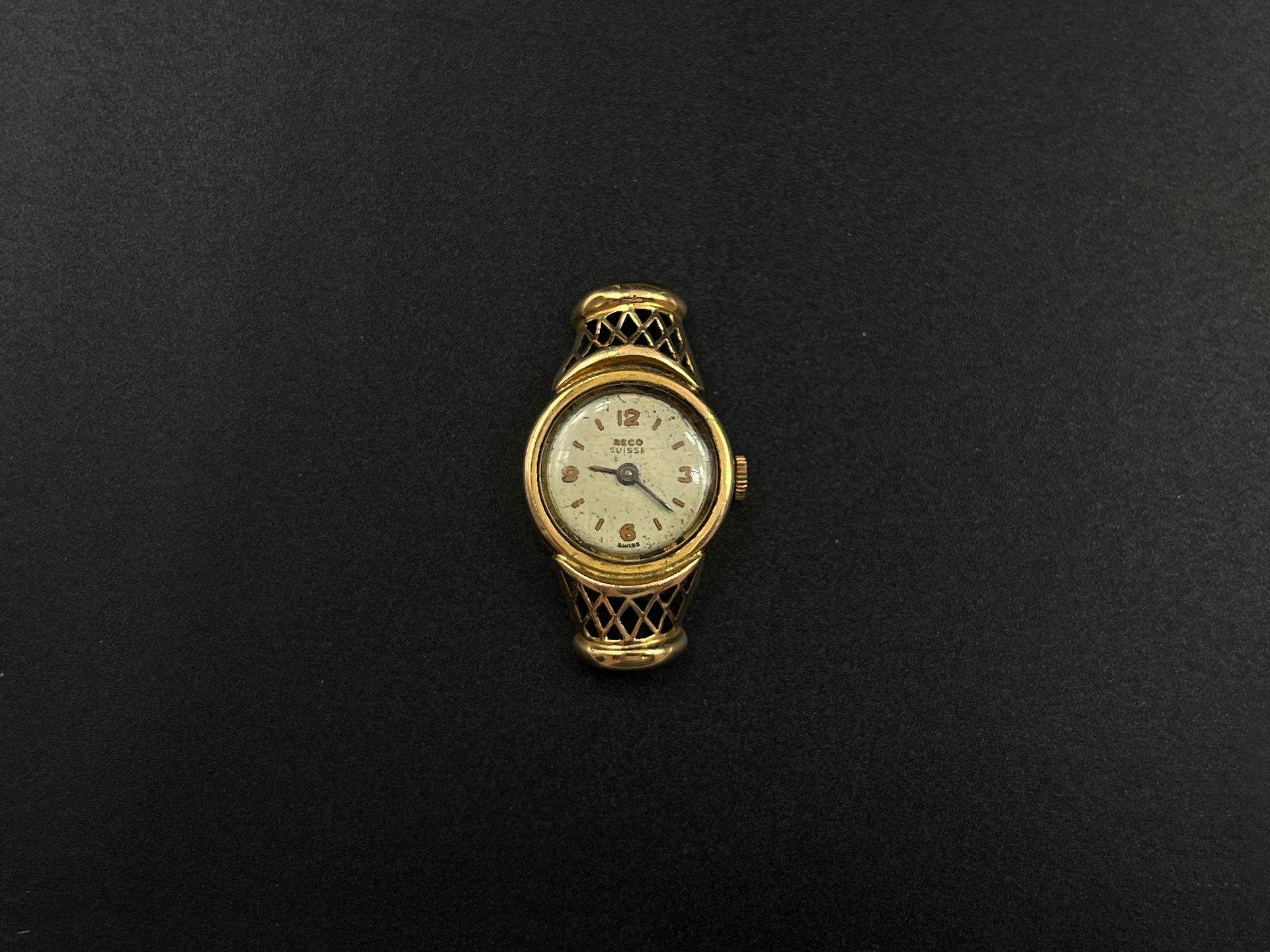 Null RECO

Cadran de montre de dame en or jaune (750).

Le cadran épaulé d'un mo&hellip;
