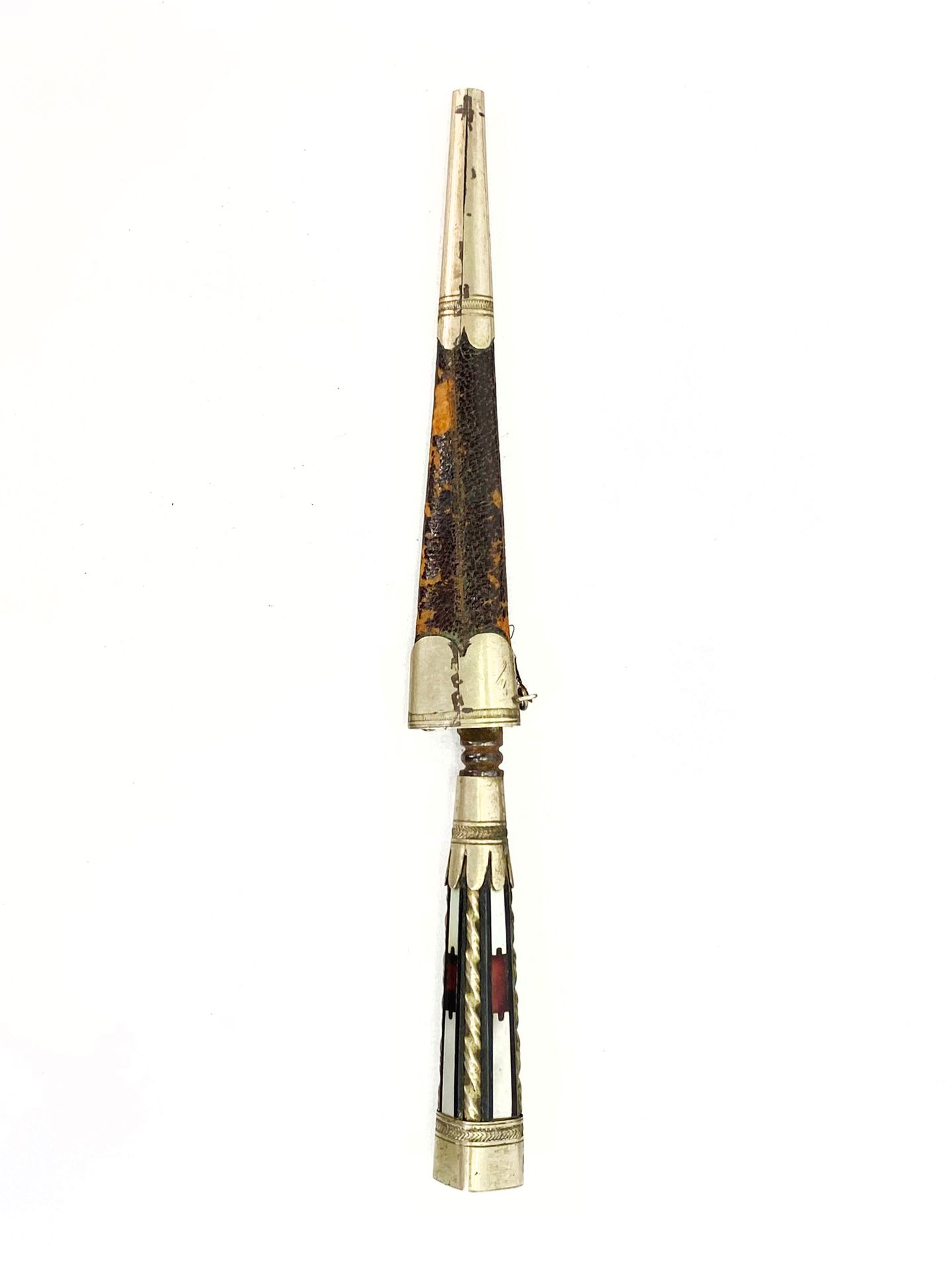Null 科西嘉人的手写笔。

被称为 "旺达 "触笔。

琢磨过的黑檀木手柄丰富了珍珠母雕刻的叶片和粗犷的金属圆角。

饰有线条和门楣的琢面金属把手。

金属&hellip;