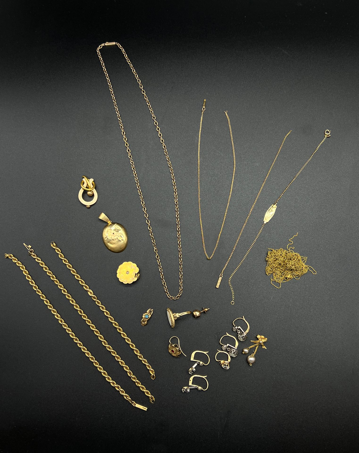 Null Un lot de bijoux en or jaune (750) accidentés.

P. Brut total : 37,4 g.