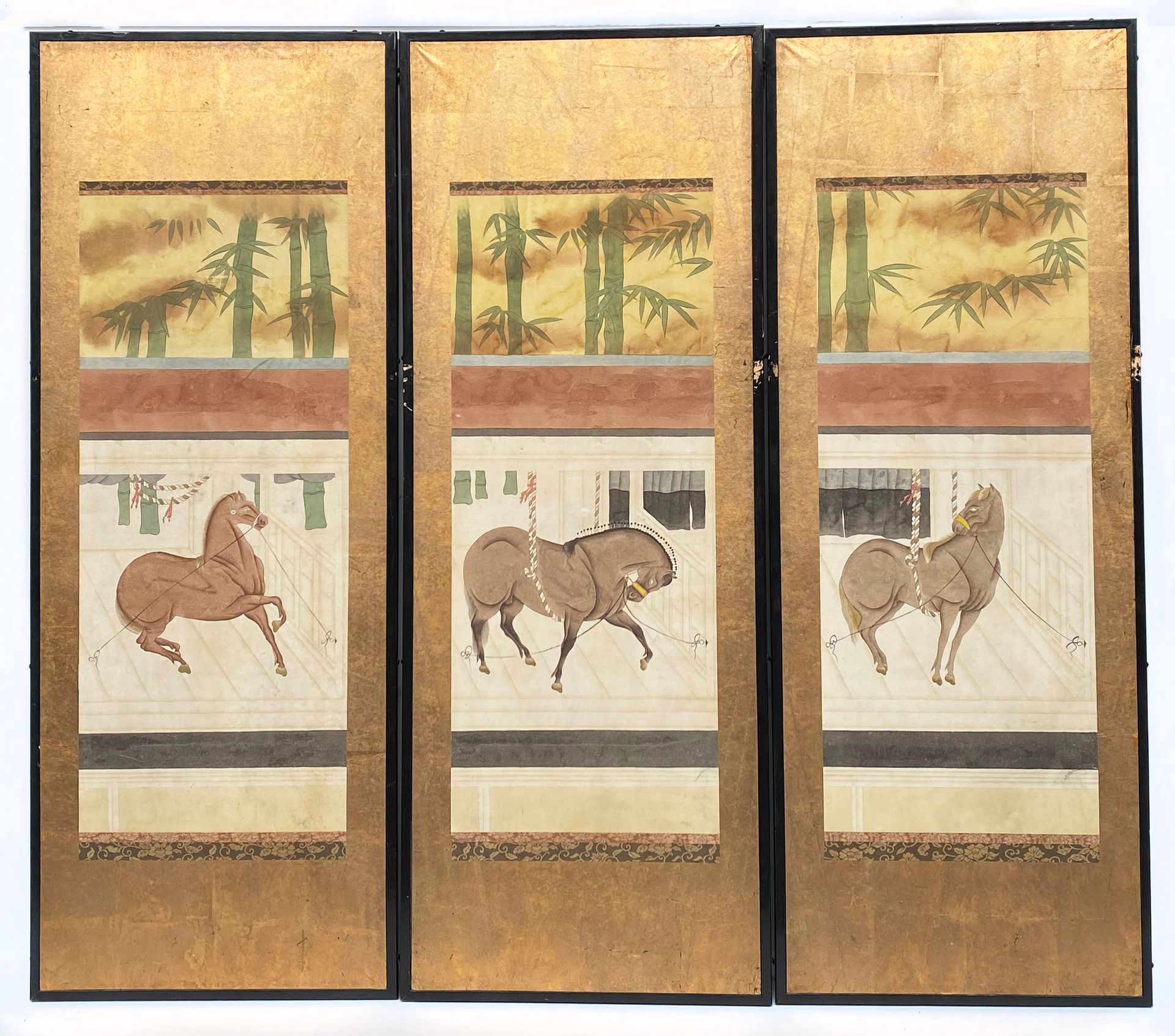 JAPON, XXème siècle 
Trois feuilles de paravent à décor de chevaux en écurie. 
D&hellip;