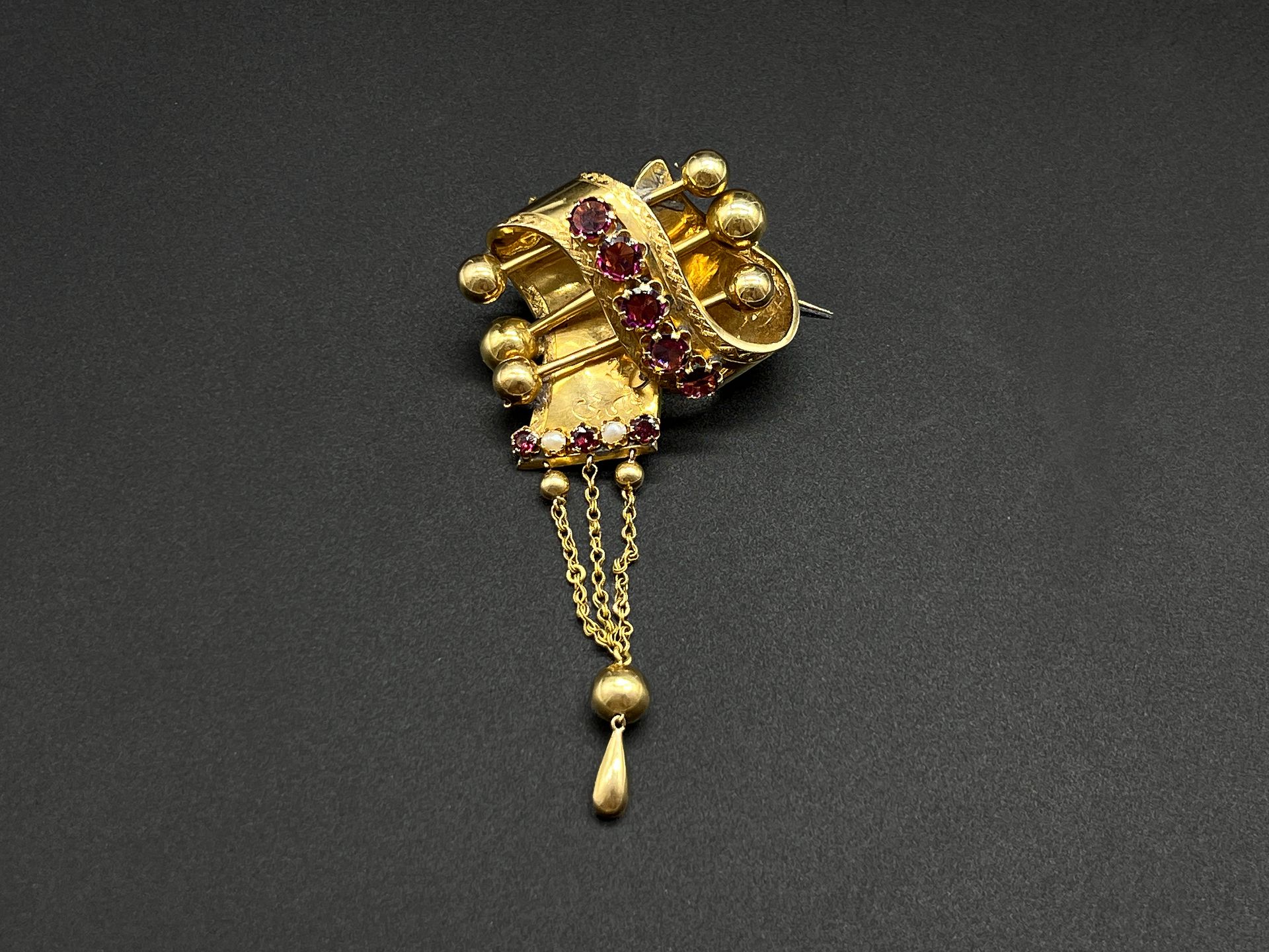 Null 黄金18K（千分之七十五）胸针，装饰为卷起的卡图，凿有十字架的装饰。它镶嵌着圆形刻面的紫罗兰宝石和半颗珍珠，并支撑着一颗金质的珍珠在潘皮尔。拿破仑三世&hellip;