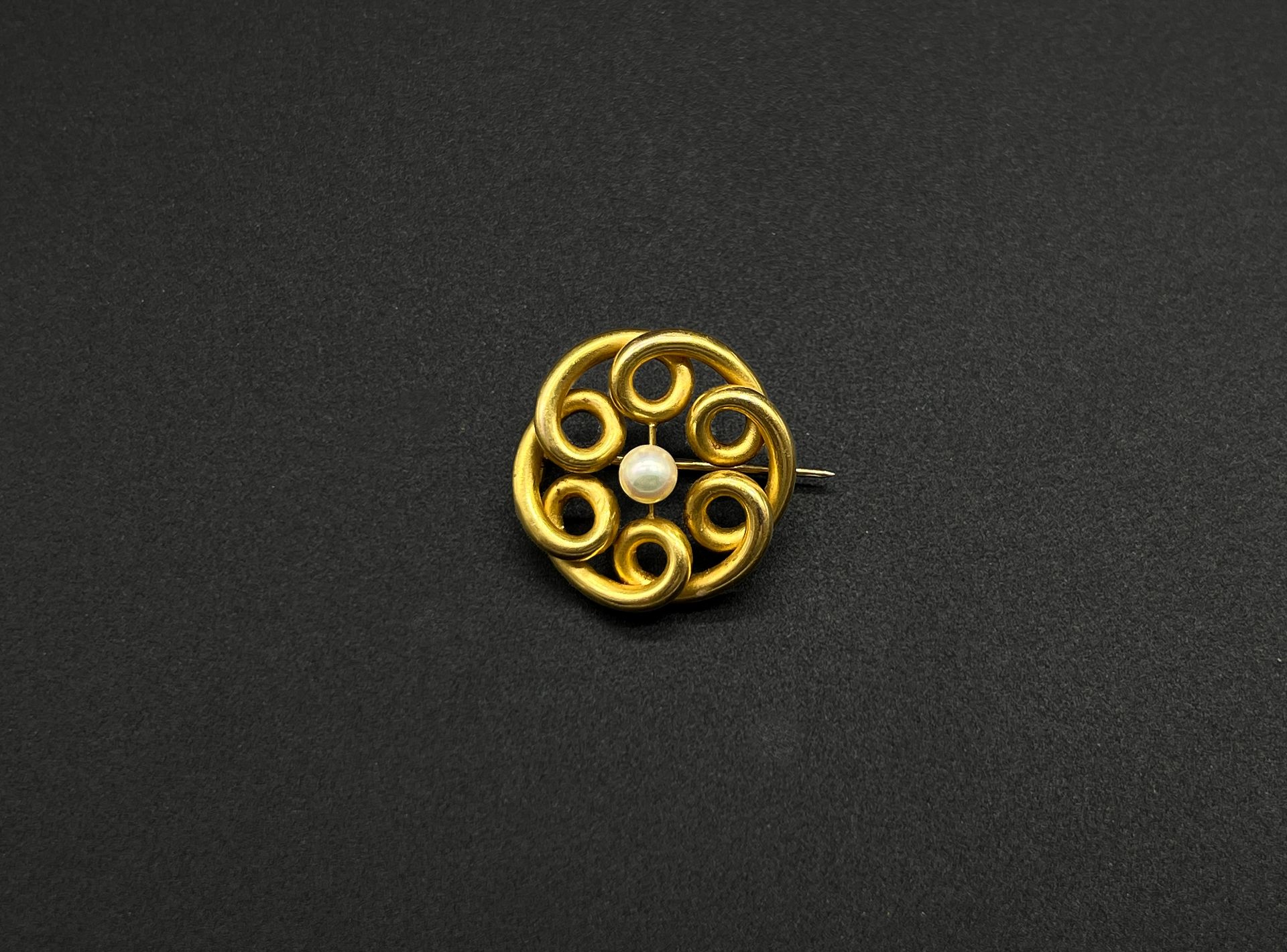 Null Yellow gold (750) brooch with swirling motifs centered on a cultured pearl.&hellip;