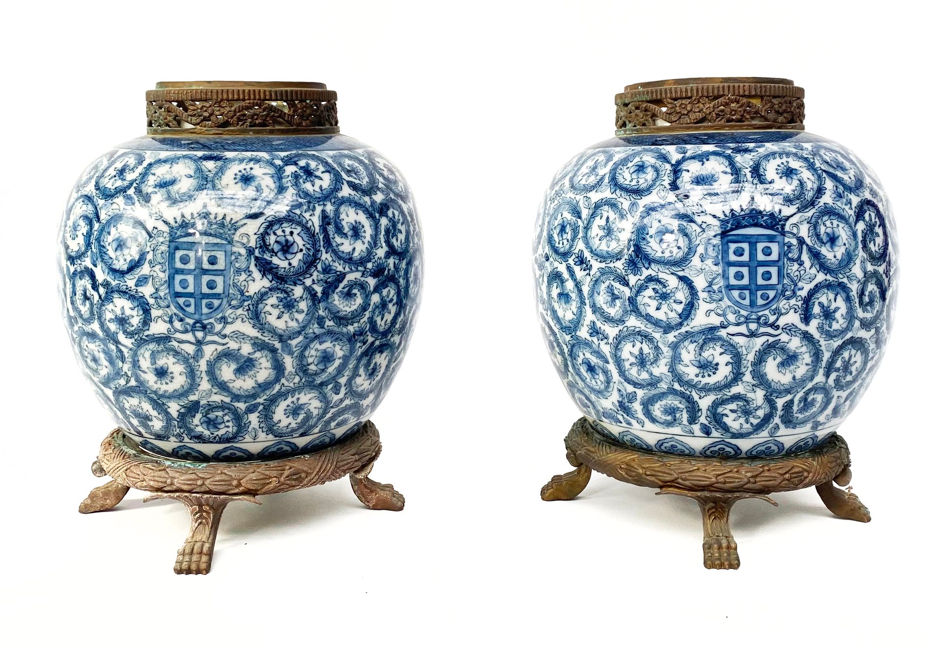 Null Un par de jarrones de bola de porcelana decorados con follaje estilizado en&hellip;