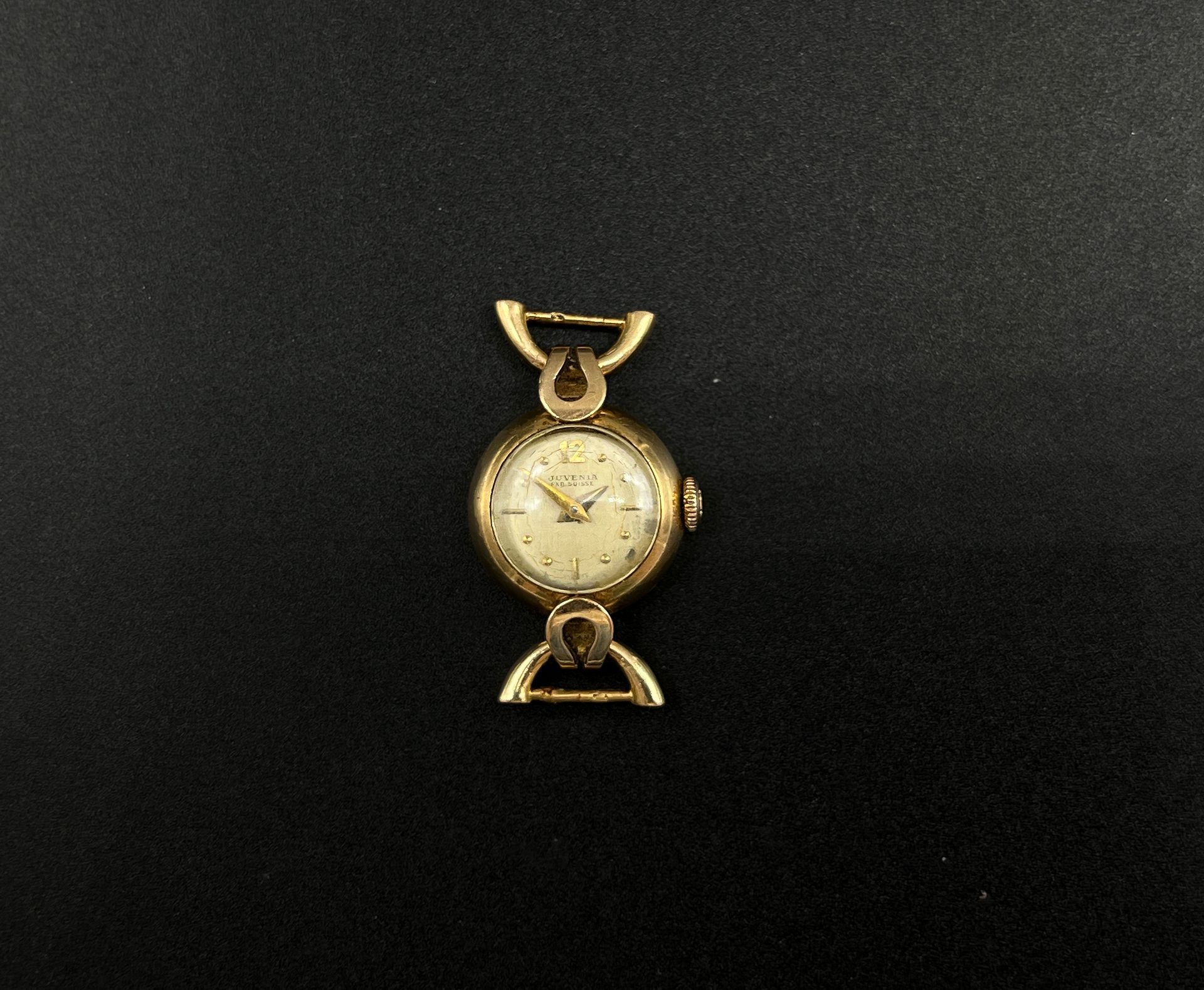Null JUVENIA

黄金（750）女士腕表。

表盘上有金色的指挥棒贴花和小时的圆点。

毛重：9.7克。

磨损和氧化。