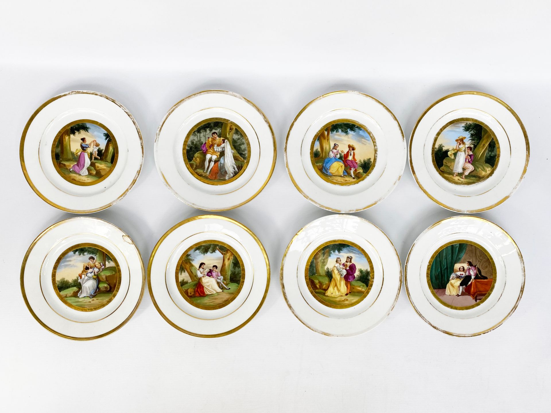 PARIS, XIXème siècle 
8 assiettes en porcelaine décor de scènes peinte figurant &hellip;