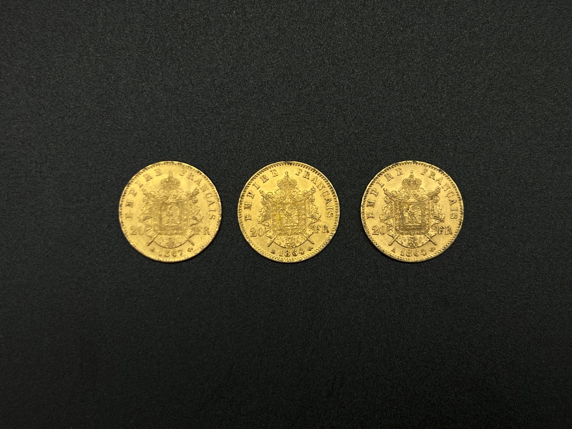 Null Un lot de trois pièces de 20 francs or Napoléon III tête laurée. 

Années :&hellip;