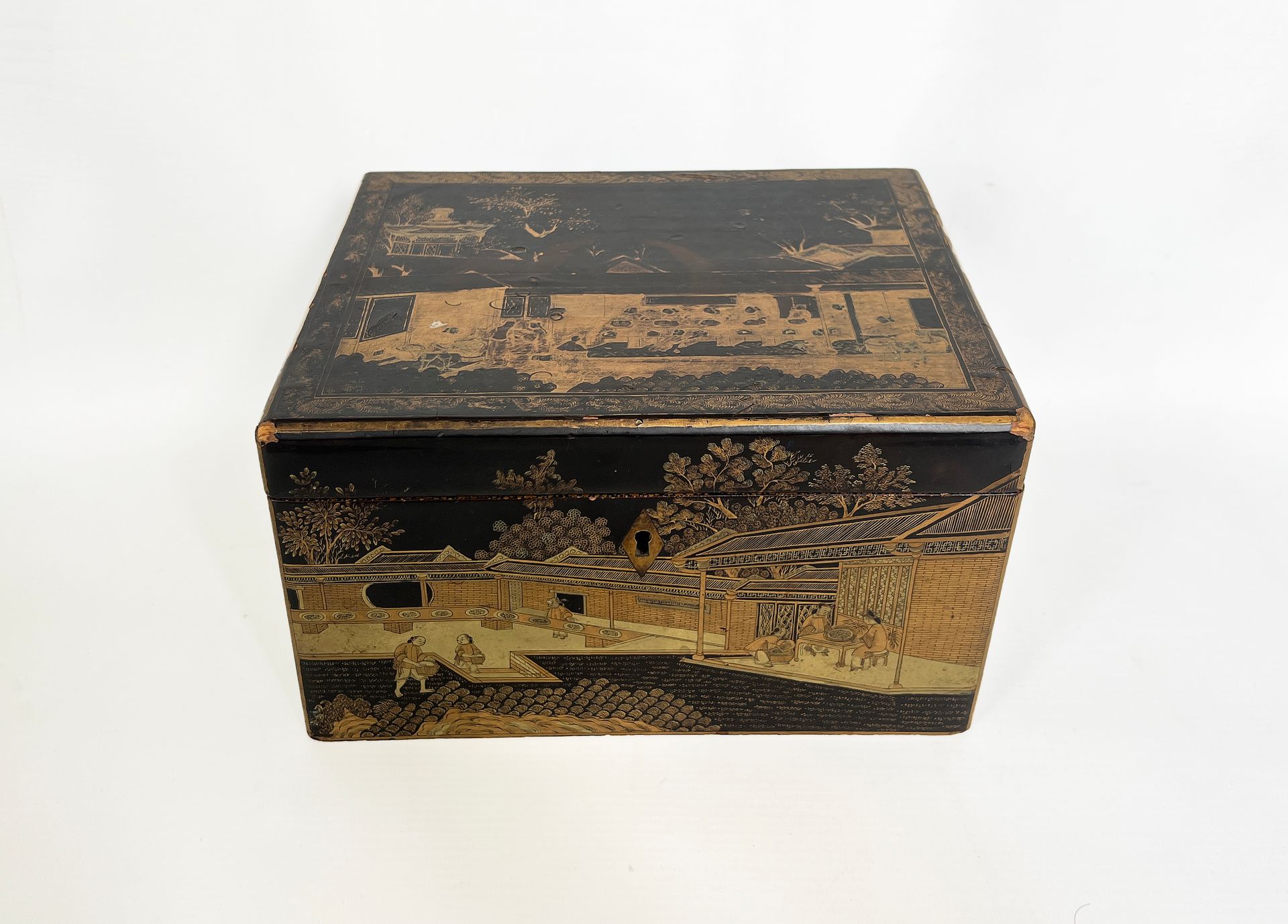 JAPON, XIXème siècle 
Coffret à thé en bois laqué or à décor de paysages de pala&hellip;