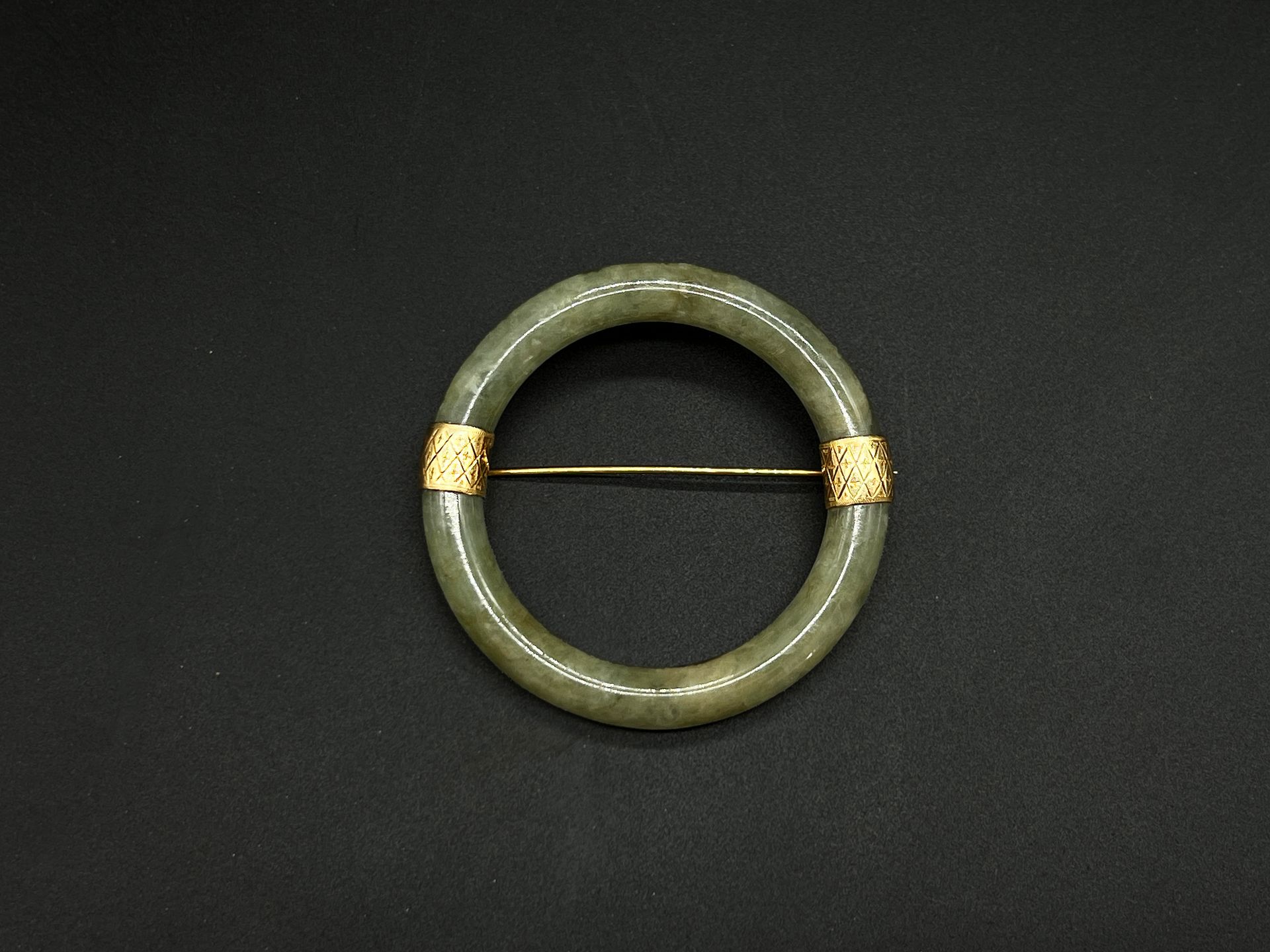Null Broche composée d'un cercle de jade habillé de deux anneaux en or jaune 18K&hellip;