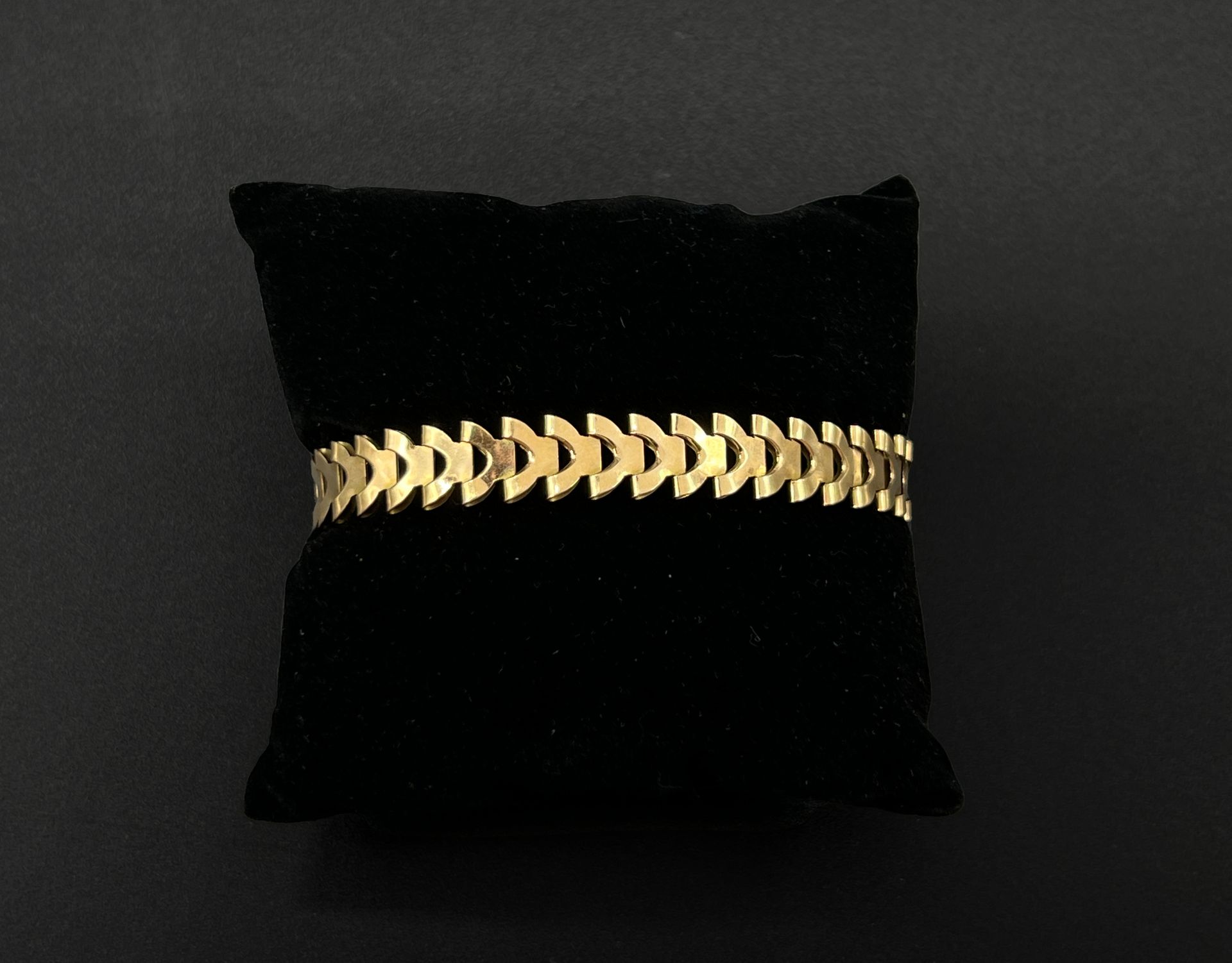 Null 黄金（750）手镯，半月形链节。

带安全链的棘轮扣。

总重量：14.8克。