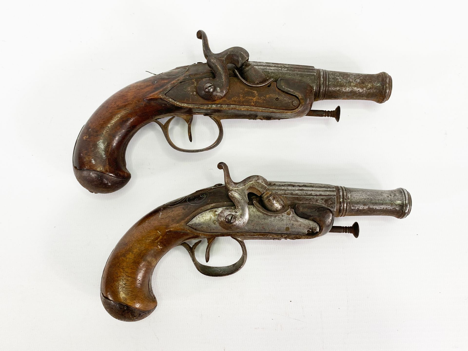 Null 一对18世纪的马车手枪。



燧发枪锁转为打击式。带有双槽注册的枪管，然后在枪口处有加固珠的圆形枪管。

所有的铁制配件，胡桃木支架上镶嵌着银丝。
&hellip;