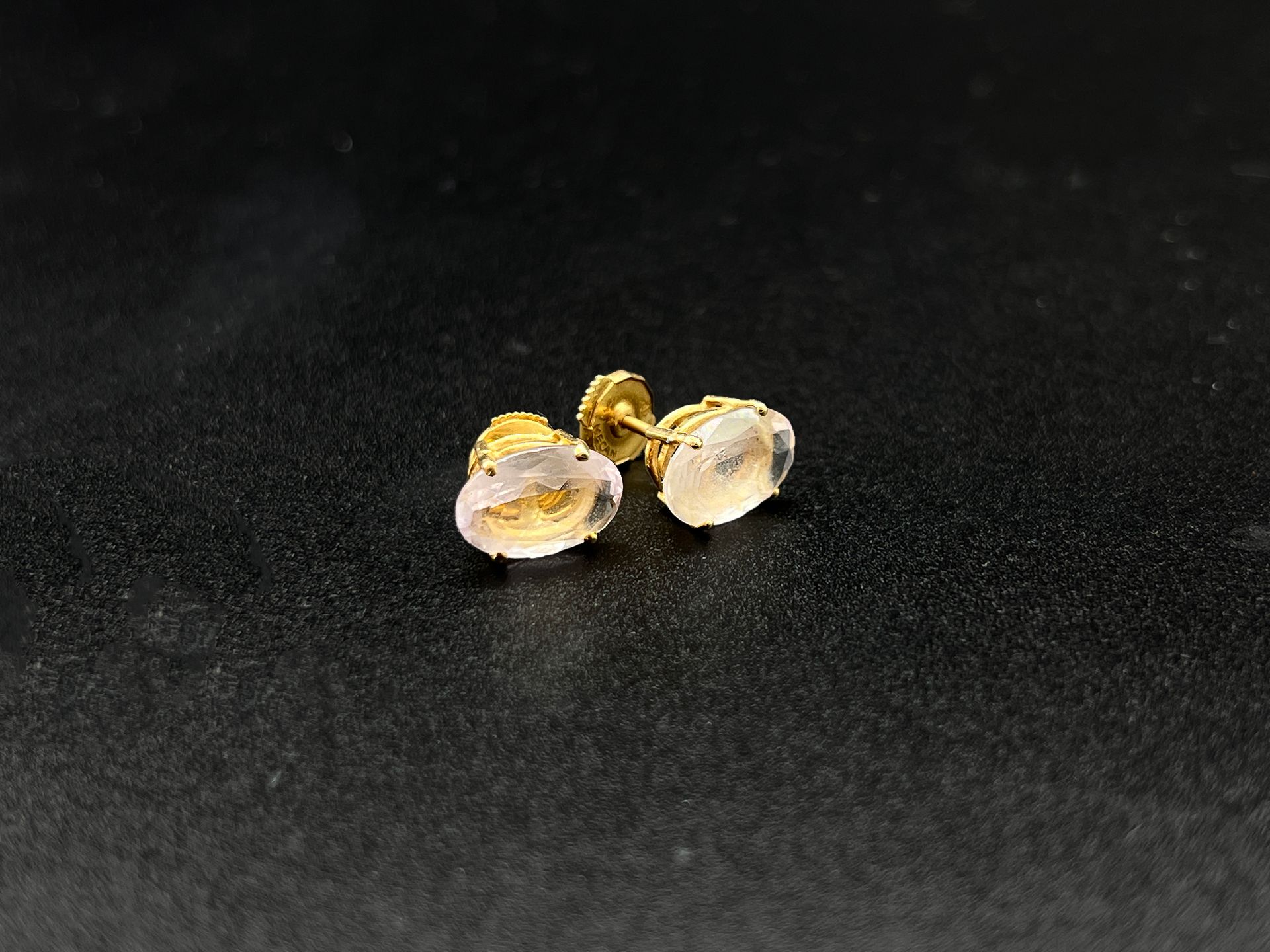 Null Coppia di orecchini in oro giallo 18 carati (750 millesimi) decorati con qu&hellip;