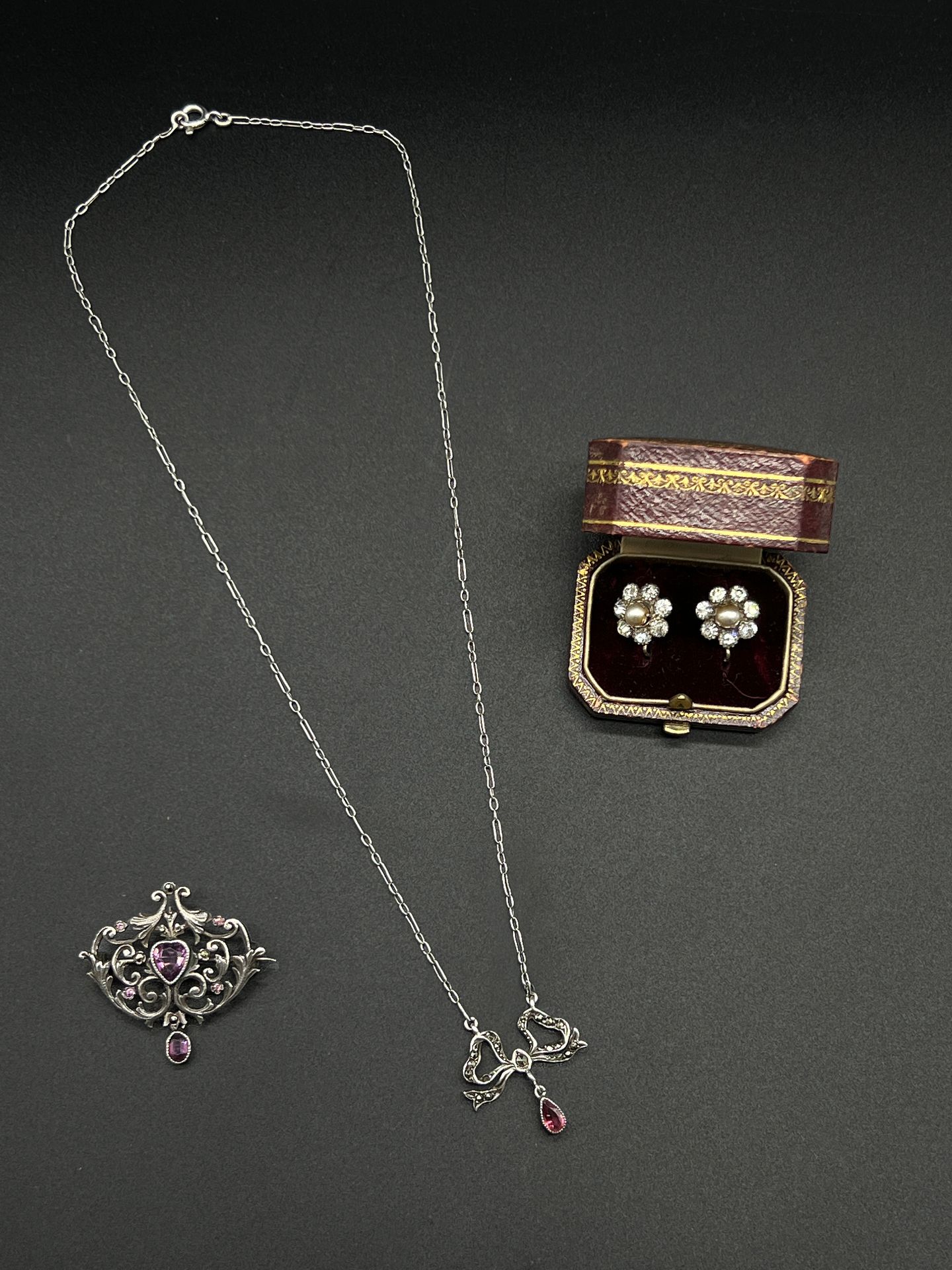 Null 一批珠宝，包括一条银项链和一个带紫罗兰石的胸针（925）。

19世纪末-20世纪初的作品。

P.毛重：11克。

一个加入了:

一对镀金金属、水&hellip;