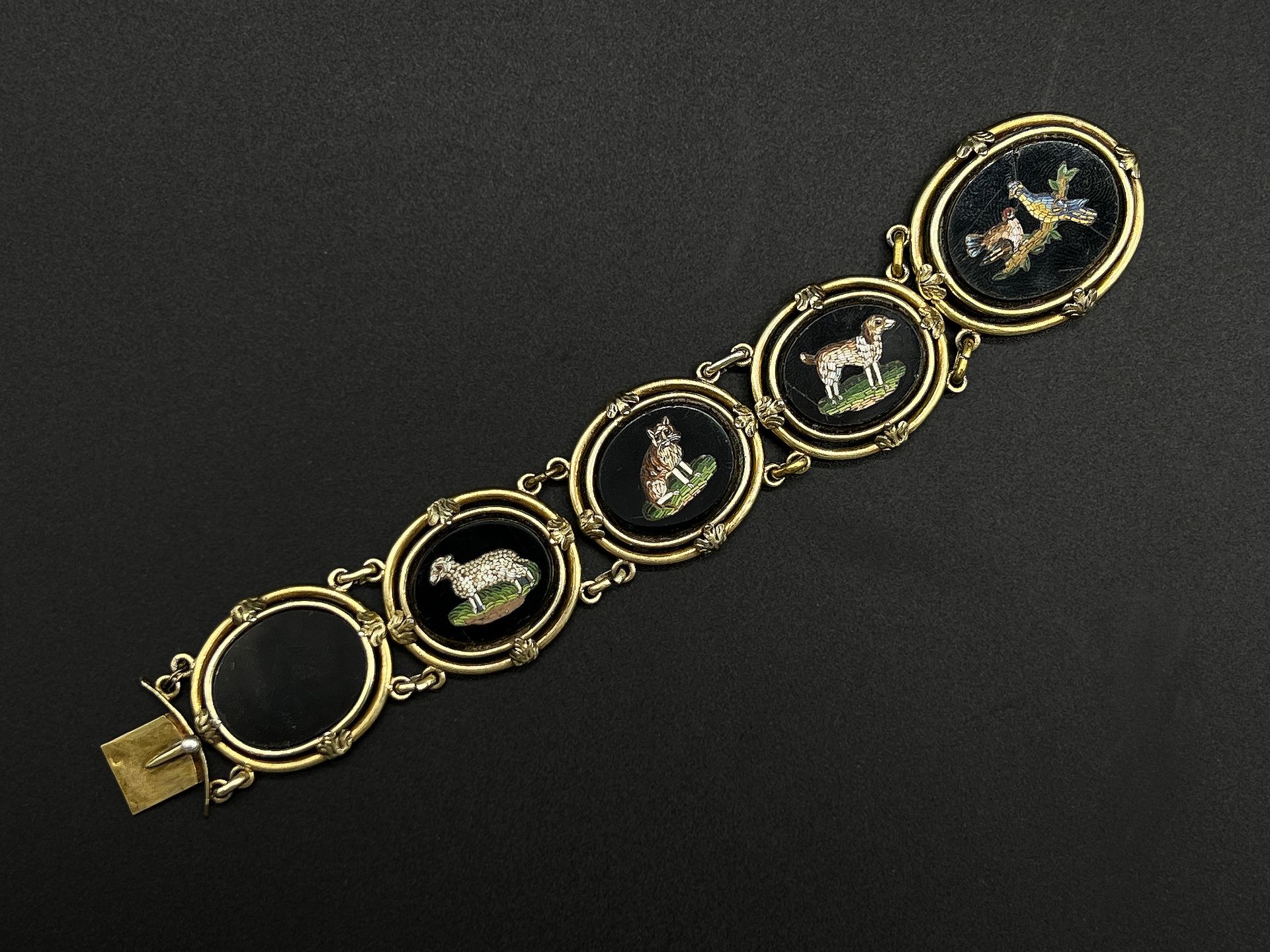 Null Yellow gold bracelet 18K (750 thousandths) composed of five medallions onyx&hellip;