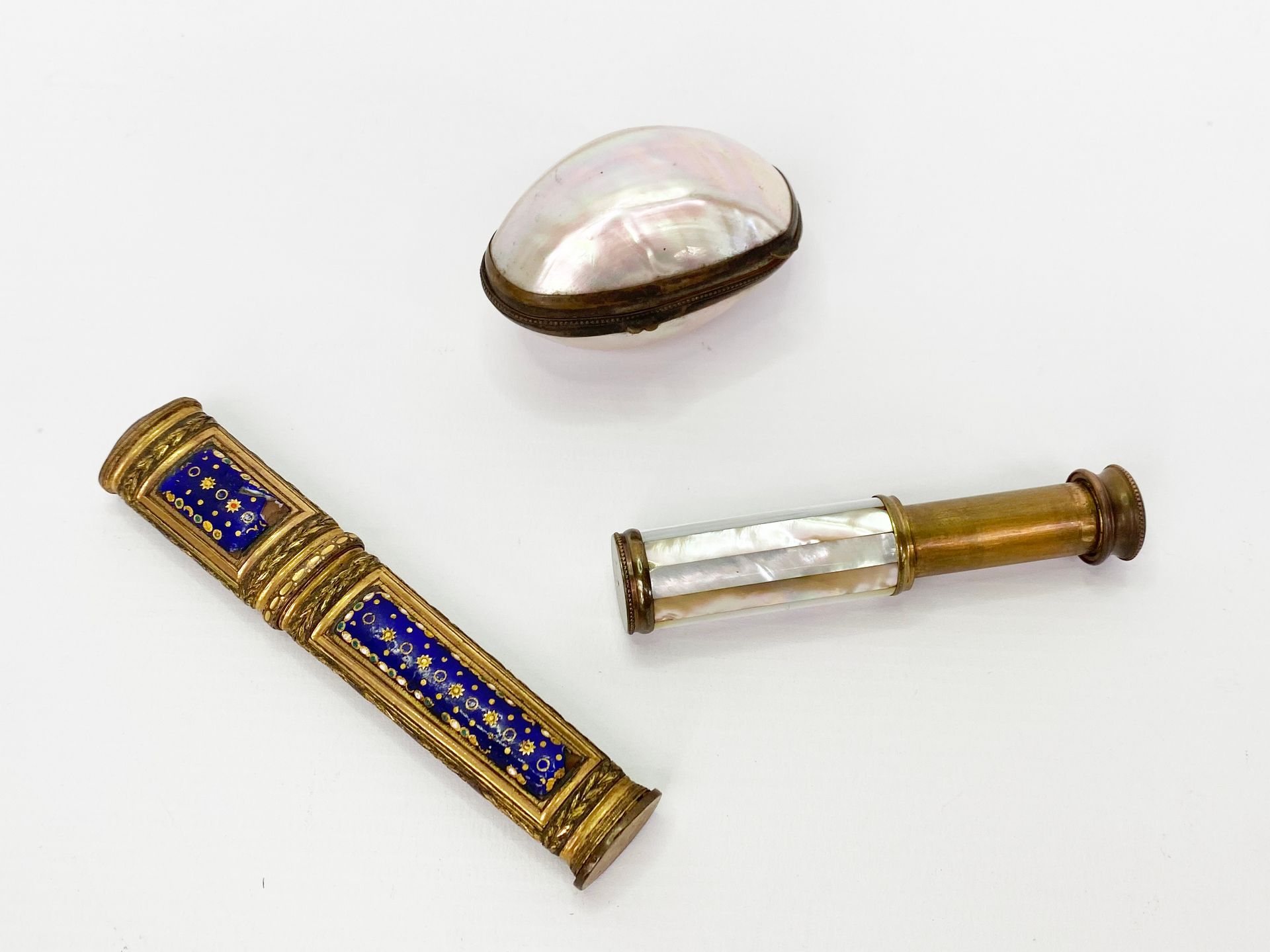 Null 很多小饰品，包括:一个喷雾瓶和一个小的珍珠母盒，一个镀金的金属盒，上面有plolychrome珐琅装饰。

事故。