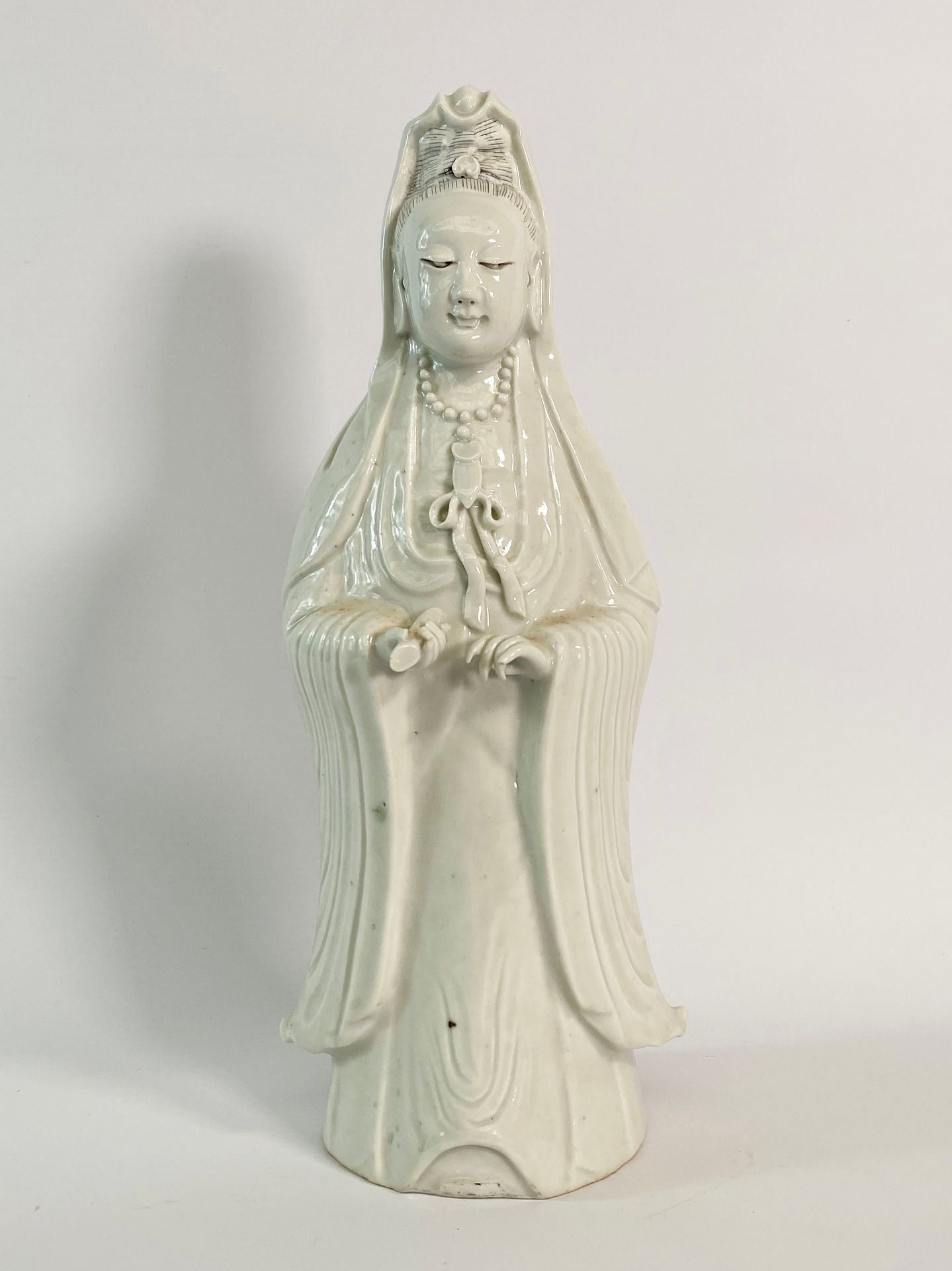 CHINE, XXème siècle 
Statuette figurant Guanyin. 
Sujet en porcelaine émaillée m&hellip;