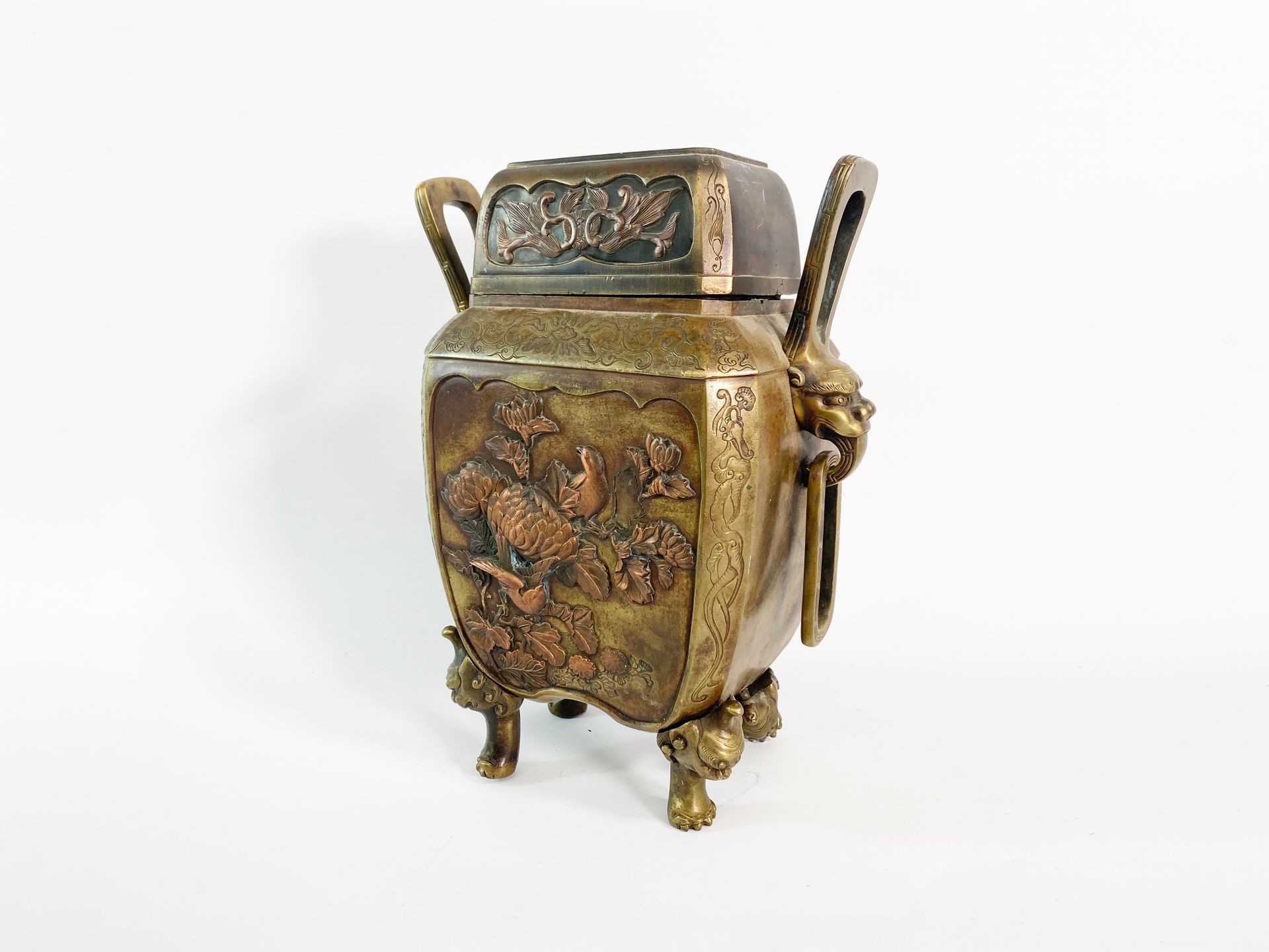 Null JAPON, Epoque MEIJI (1868-1912)

Brûle parfum en bronze à patine dorée et c&hellip;