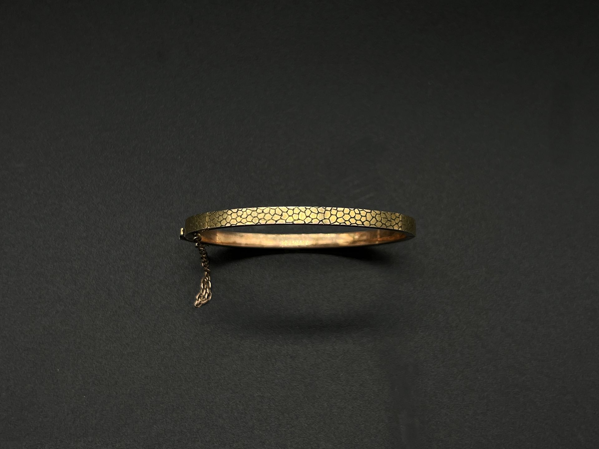 Null Bracelet jonc en or jaune et rose (750) à décor de motifs d'écailles.

Ferm&hellip;