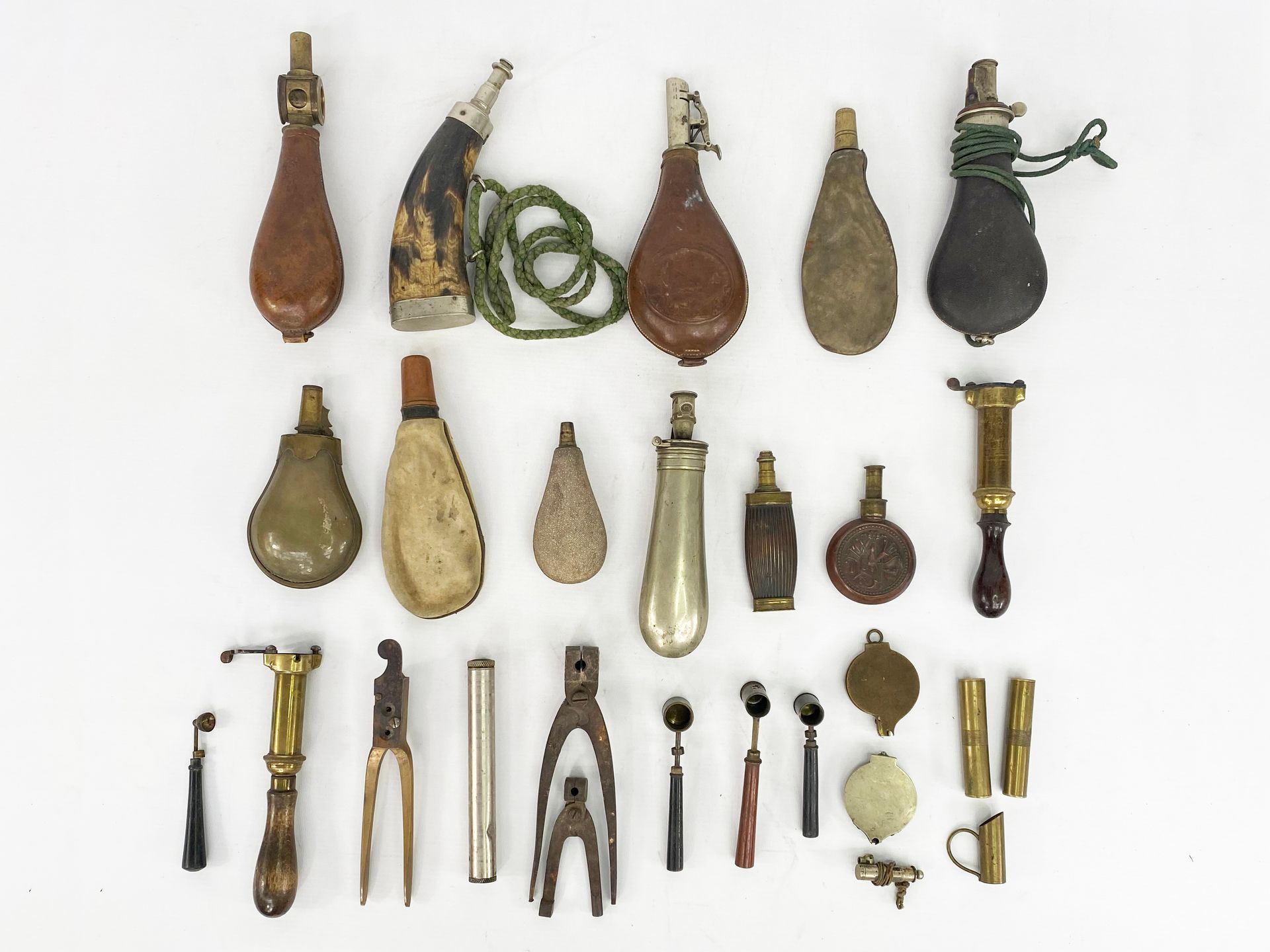 Null 一套用于火器的火药瓶和工具。

19世纪晚期和20世纪