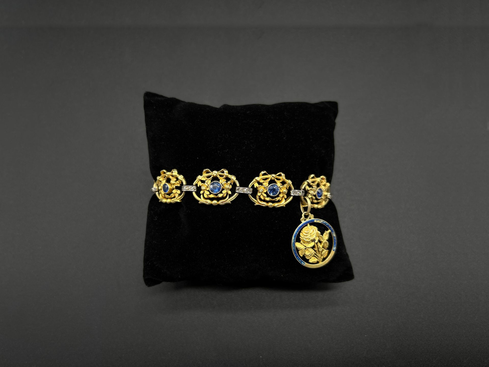 Null Armband aus 18 Karat Gelbgold (750 Tausendstel) mit ziselierten Medaillons &hellip;