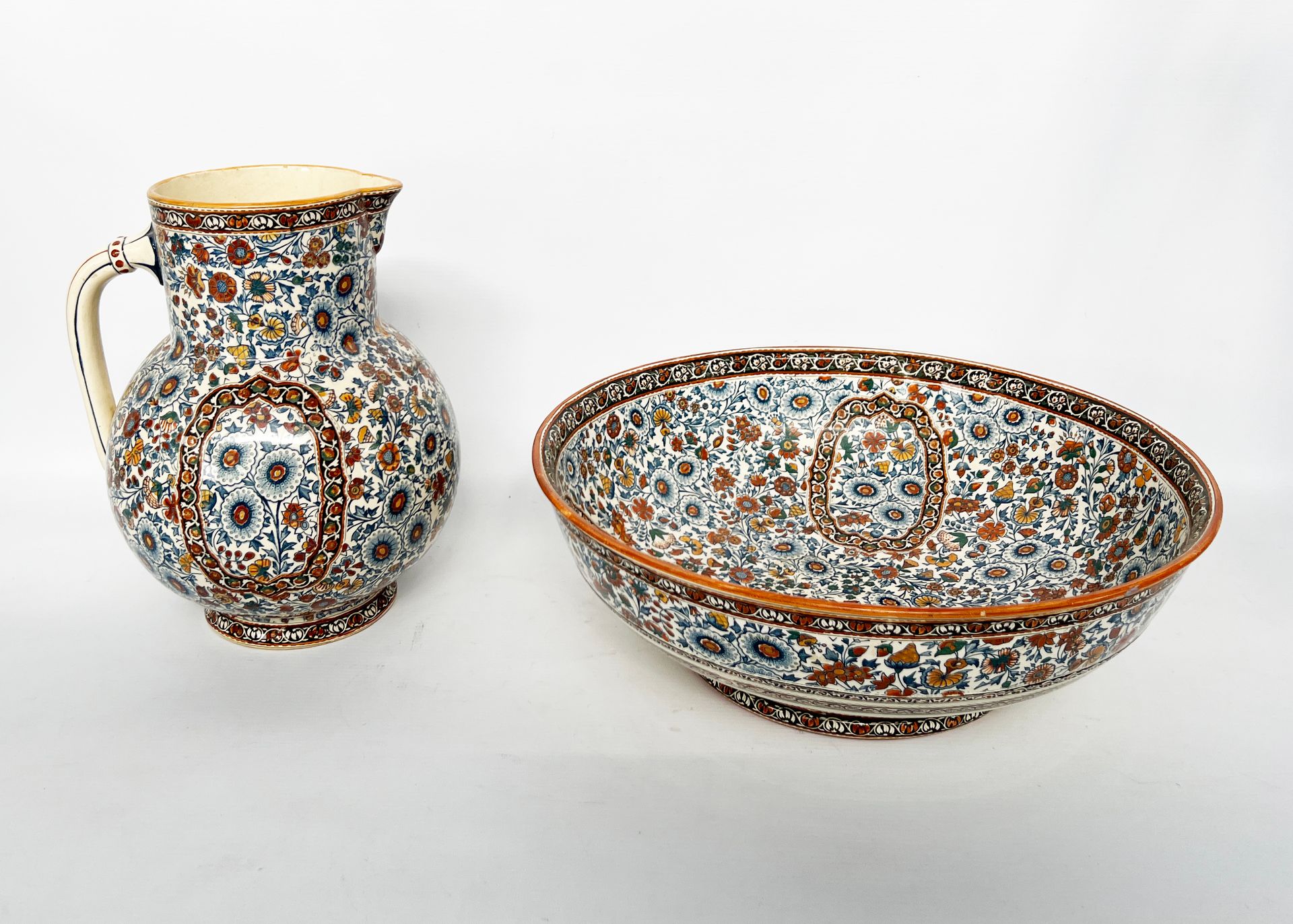 Null 吉恩，19世纪末

拍品包括一个大的釉面陶器沙拉碗和一个带有印度装饰的水壶。

沙拉碗高度：14厘米

D. 沙拉碗：39厘米 

高：30厘米