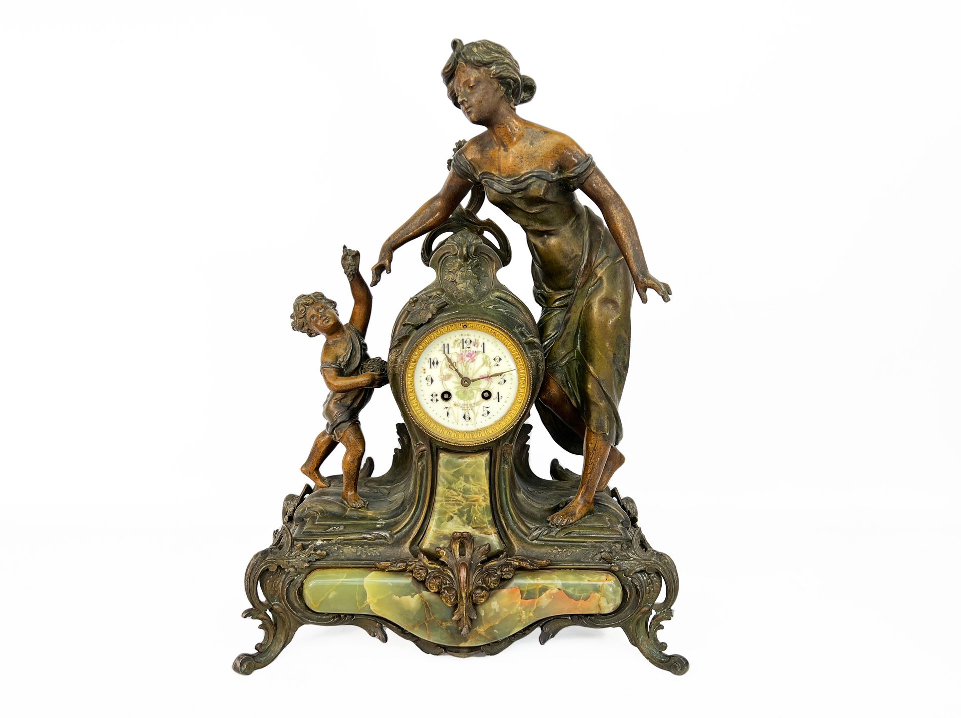 Null 20世纪初的作品

钟表的主题是一个优雅的女人和她的孩子。

表盘上饰有悬挂在绿色缟玛瑙元素上的花朵。

H.55厘米

长：45厘米