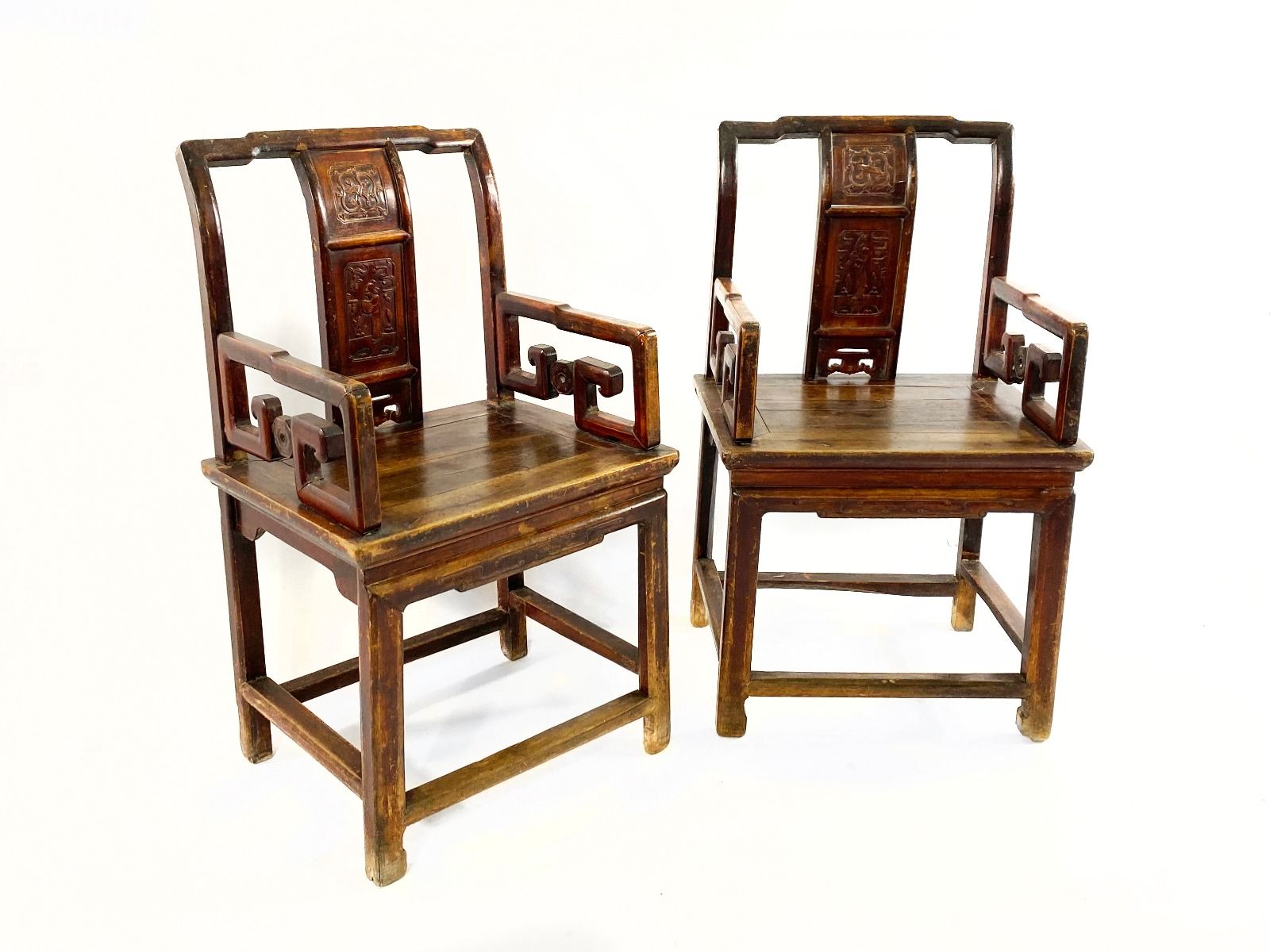 Null Paire de fauteuils en bois droit sculpté à dossier ajouré orné de motifs st&hellip;