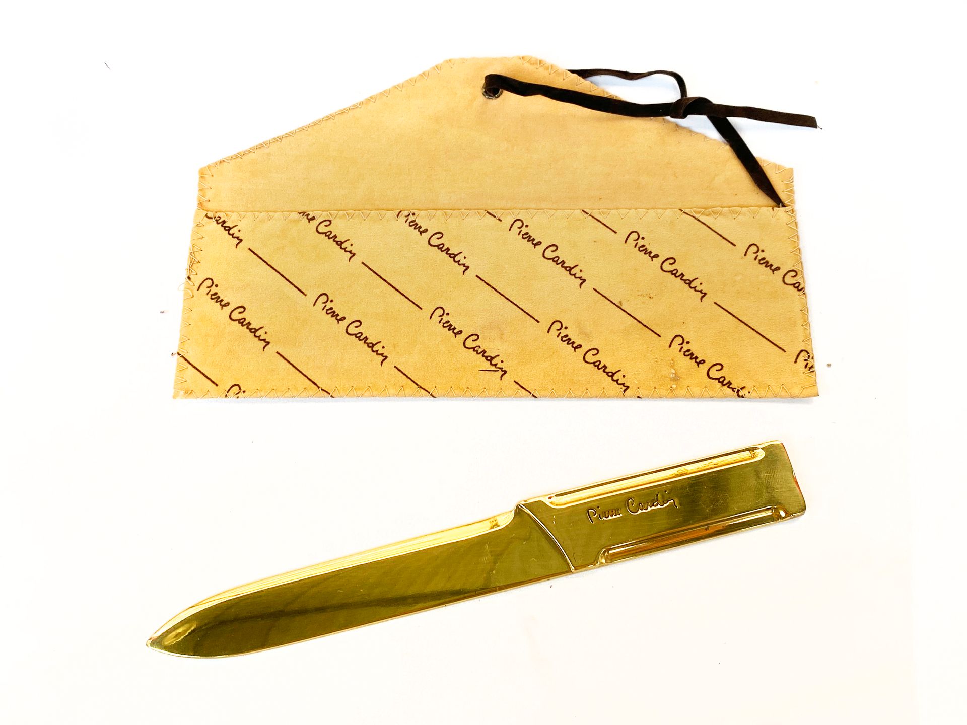 Null PIERRE CARDIN, 

Brieföffner aus vergoldetem Metall.

Signiert.