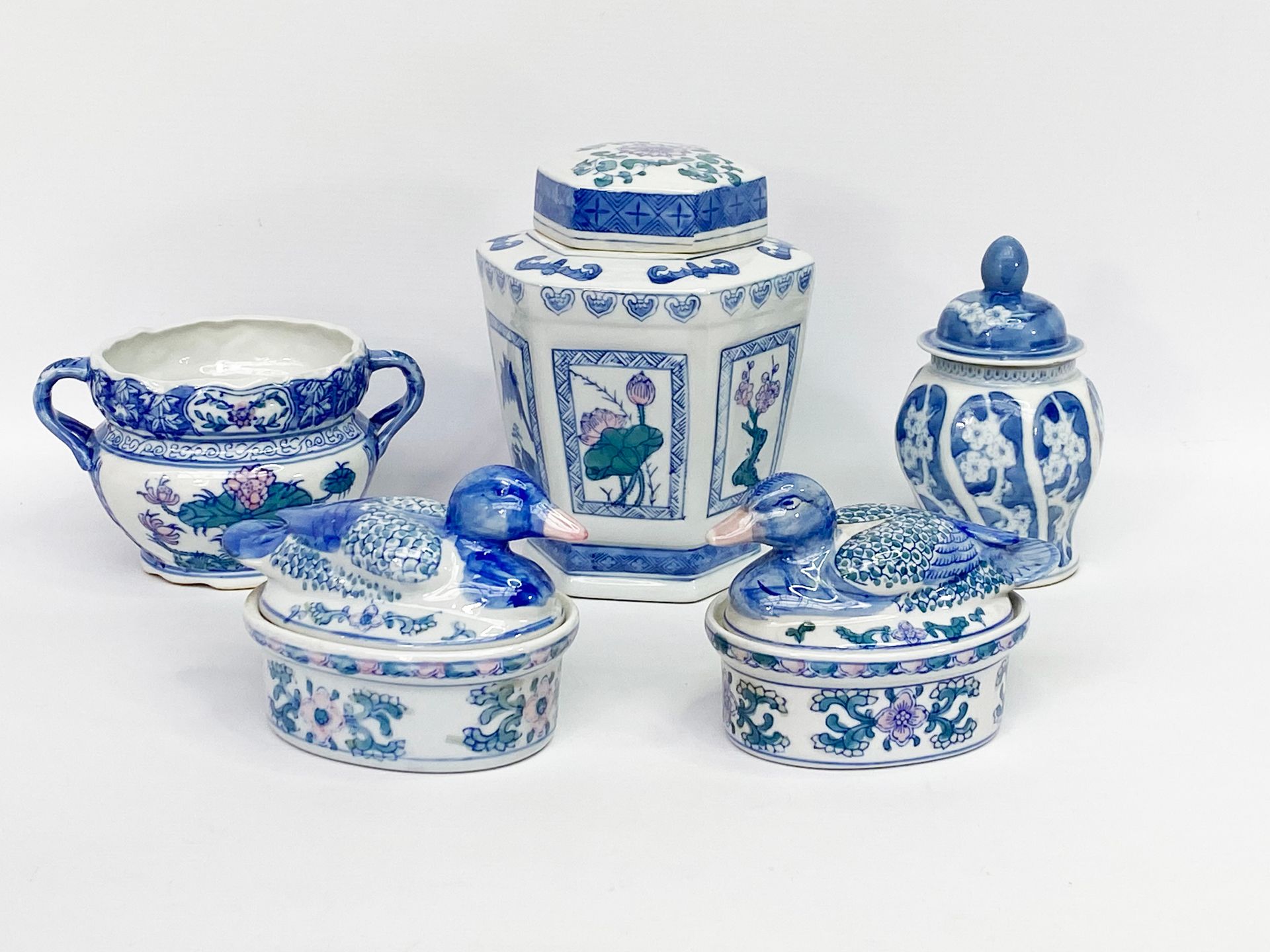 Null 中国，20世纪

一套带多色装饰的瓷器，包括:

- 一个有盖的花瓶，侧面装饰着植物和蝙蝠。

- 两个鸭子形状的变形箱。

- 一个有两个把手的杯子&hellip;