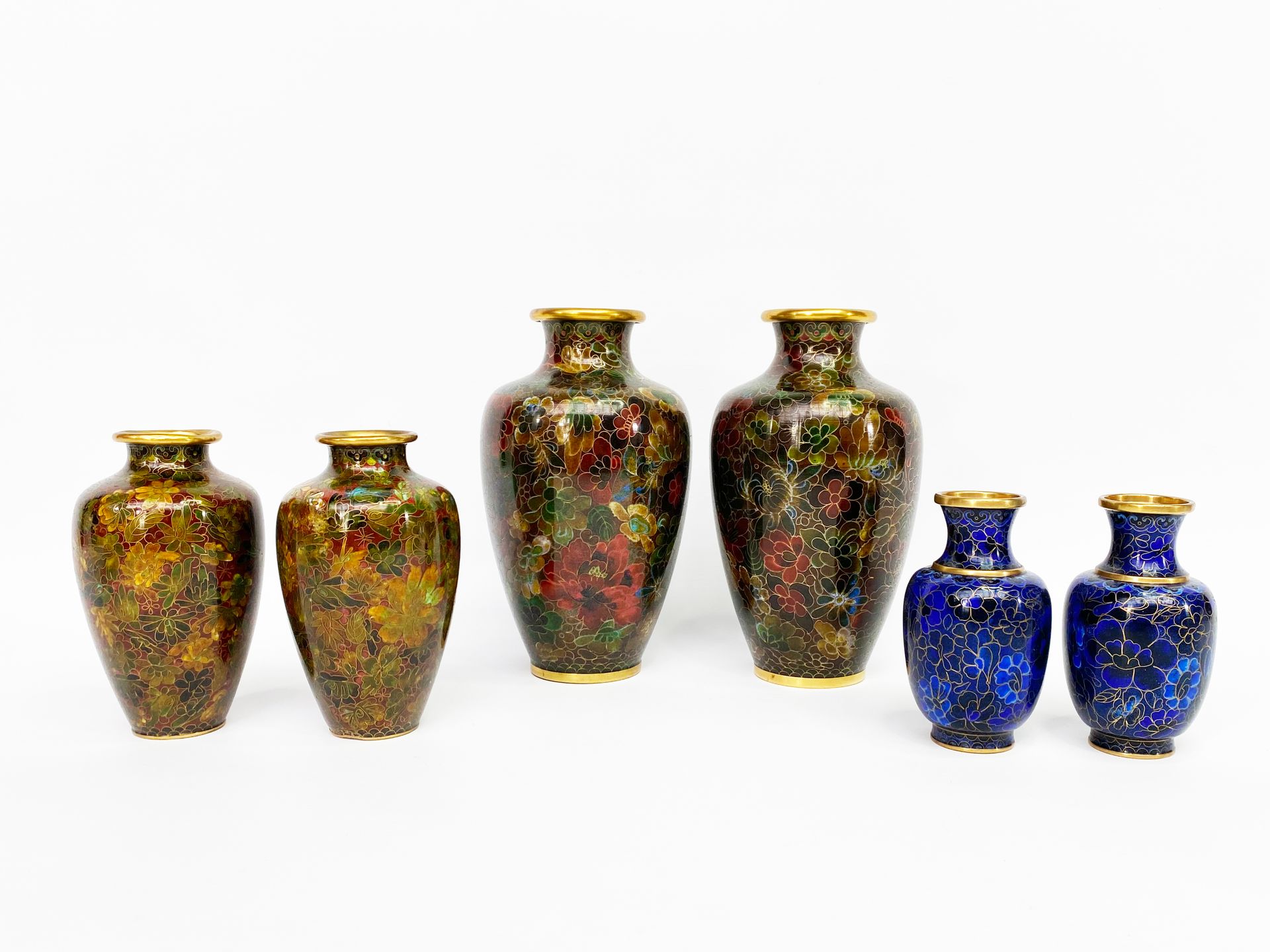 CHINE, XXème siècle 
Trois paires de vases balustre à décor d'émaux cloisonnés p&hellip;