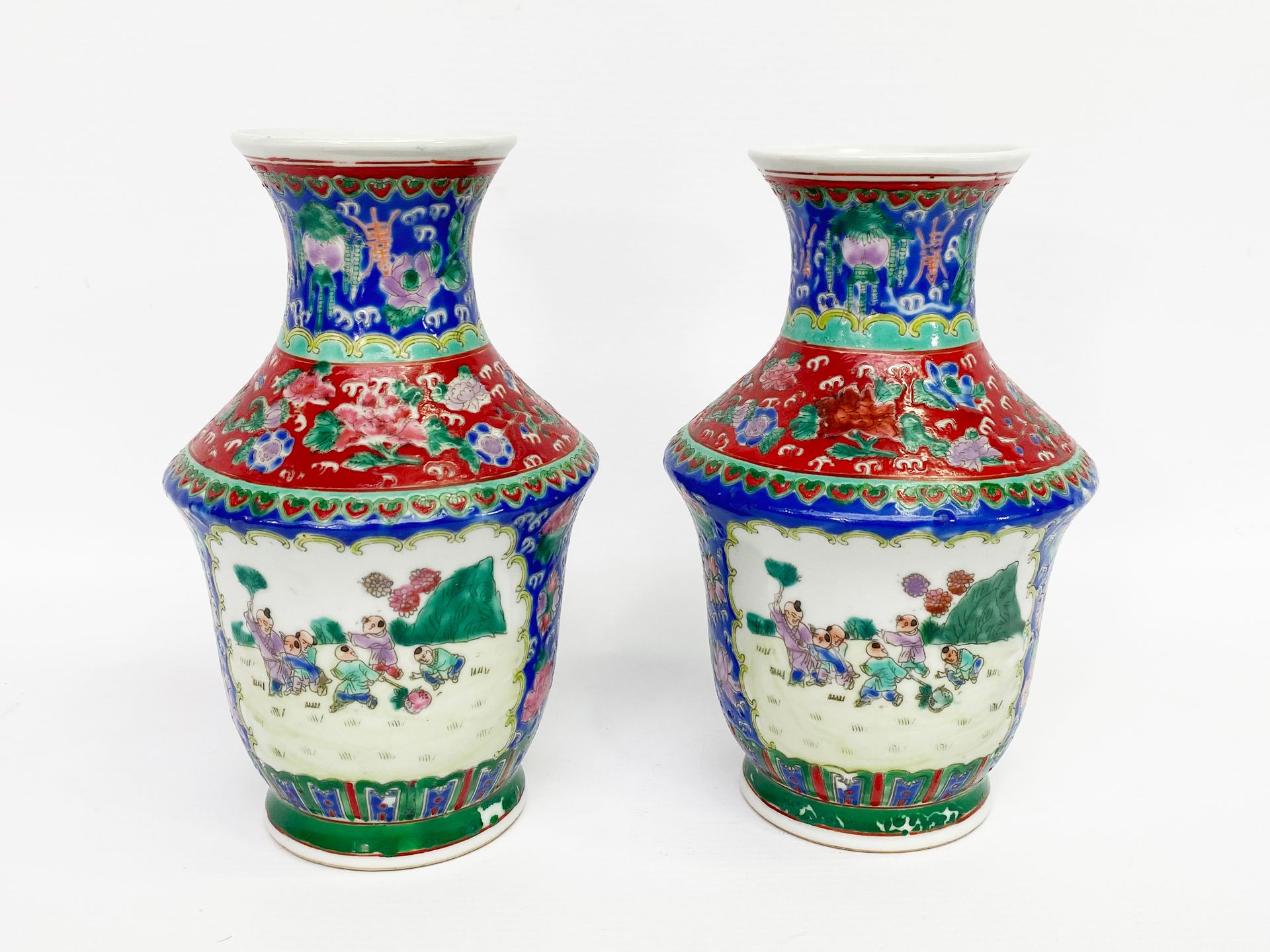 Null CHINE, XXème siècle

Paire de vases en porcelaine à décor polychrome d'émau&hellip;