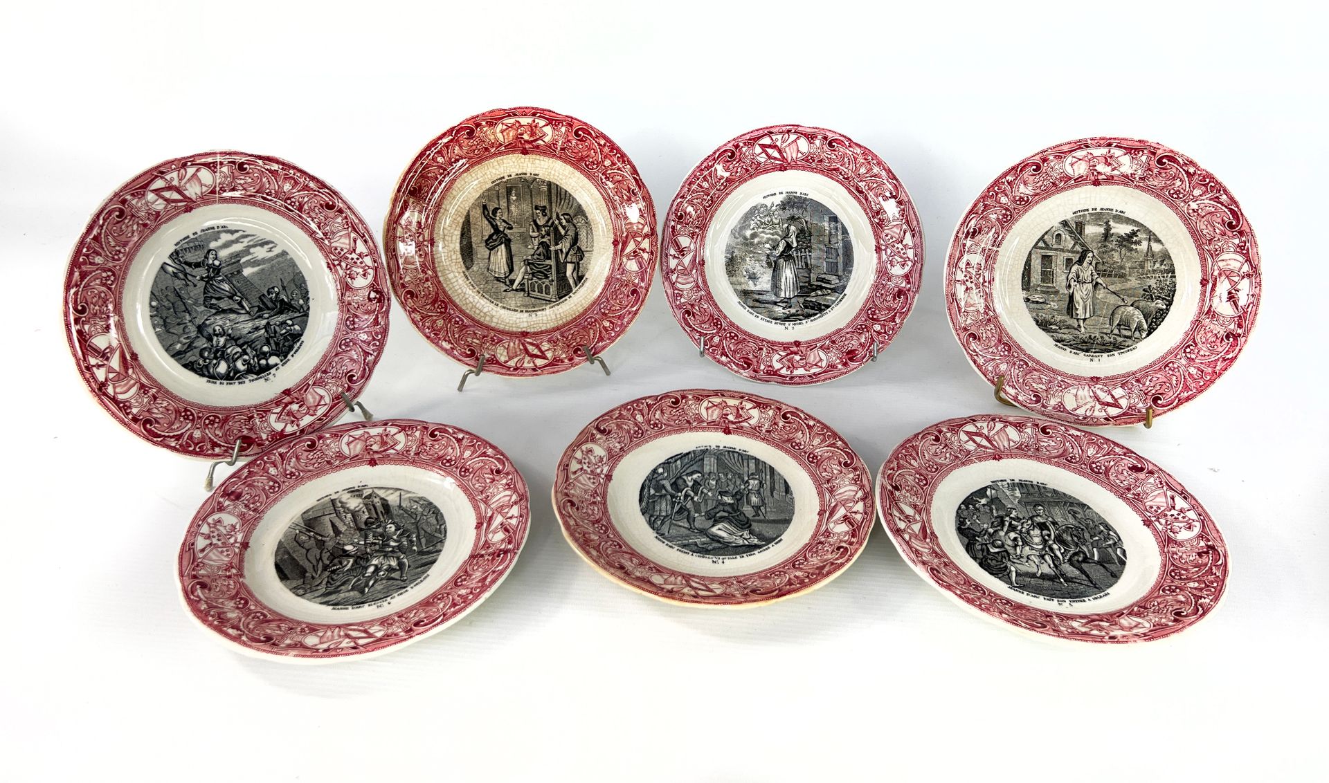 Null 吉恩，20世纪

一套印有 "圣女贞德的生活故事 "装饰的小陶盘。

直径：20厘米

小面积黄化