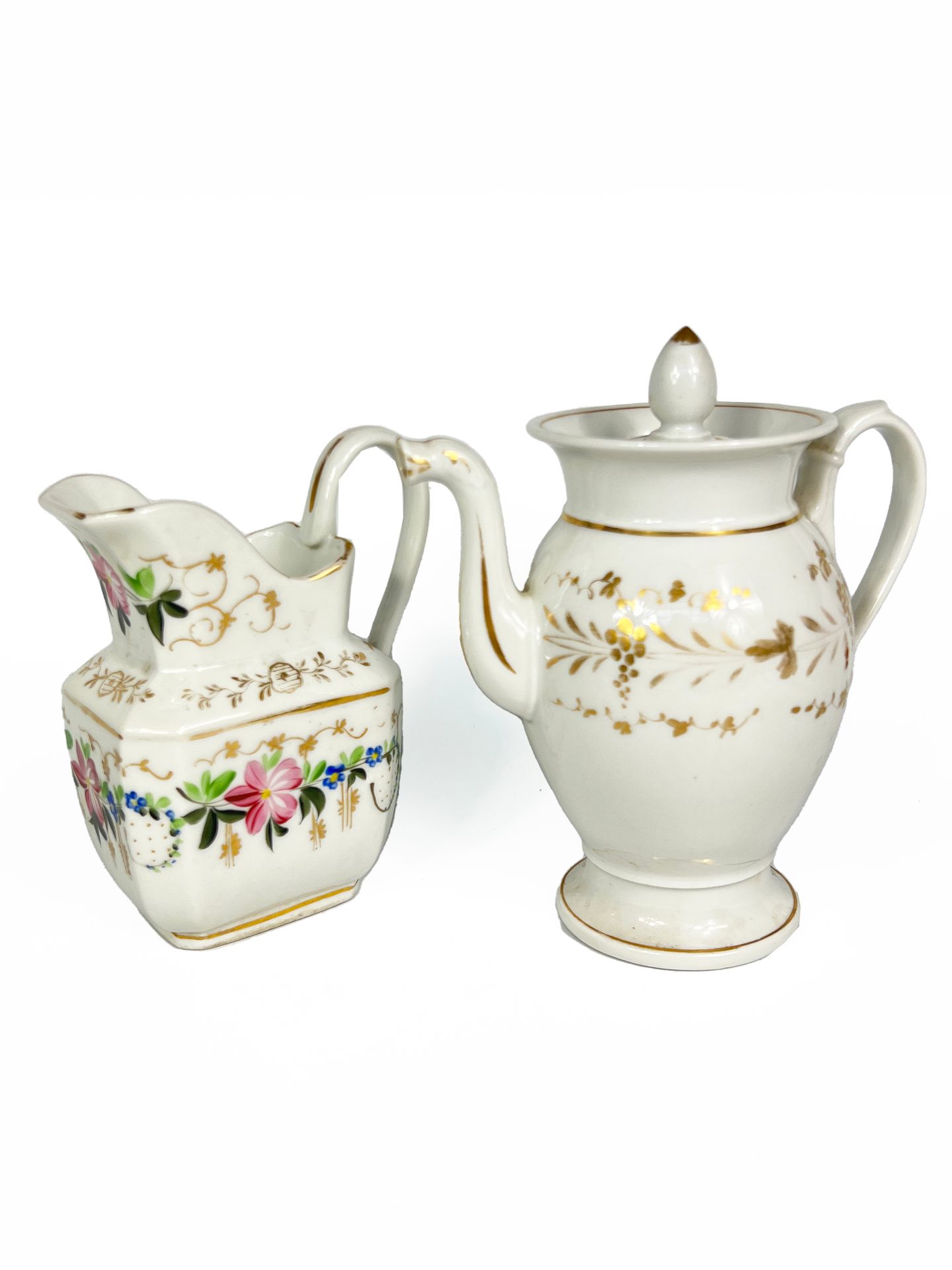 Null 巴黎，19世纪

一套瓷器茶壶和牛奶壶，有多色花和金色亮点的装饰。

H.14至19厘米

磨损到装饰。