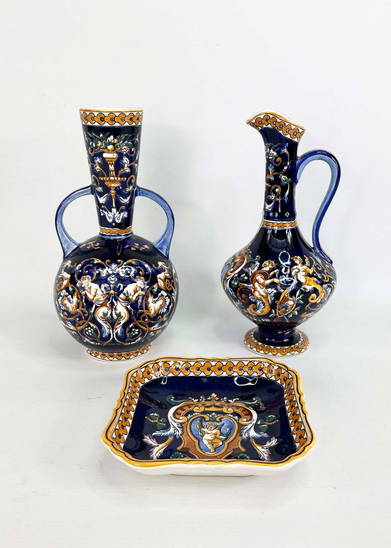 Null GIEN

陶器套装包括一个带手柄的花瓶，一个水壶和一个方碗，蓝底文艺复兴时期的装饰。

直径15至25厘米