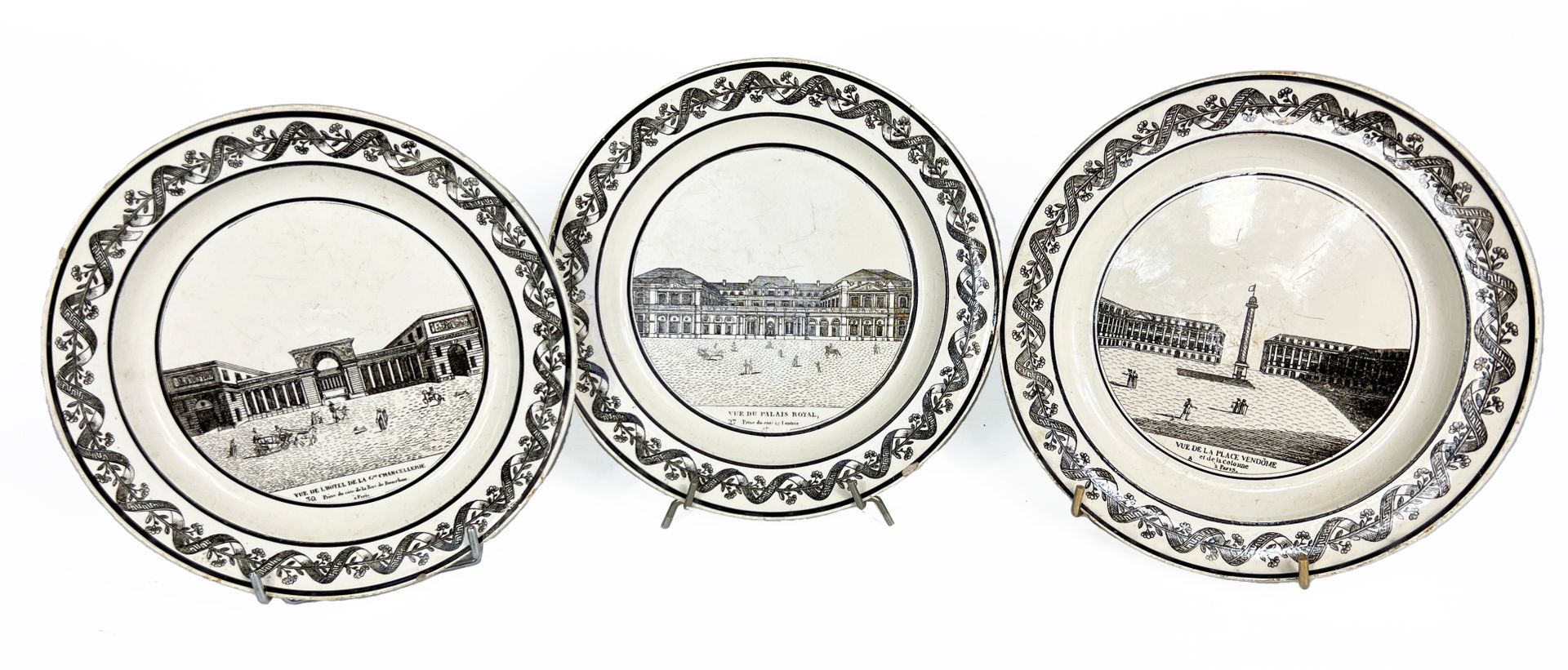 Null Set di tre piatti in terracotta stampata decorati con vedute di Parigi.

XI&hellip;