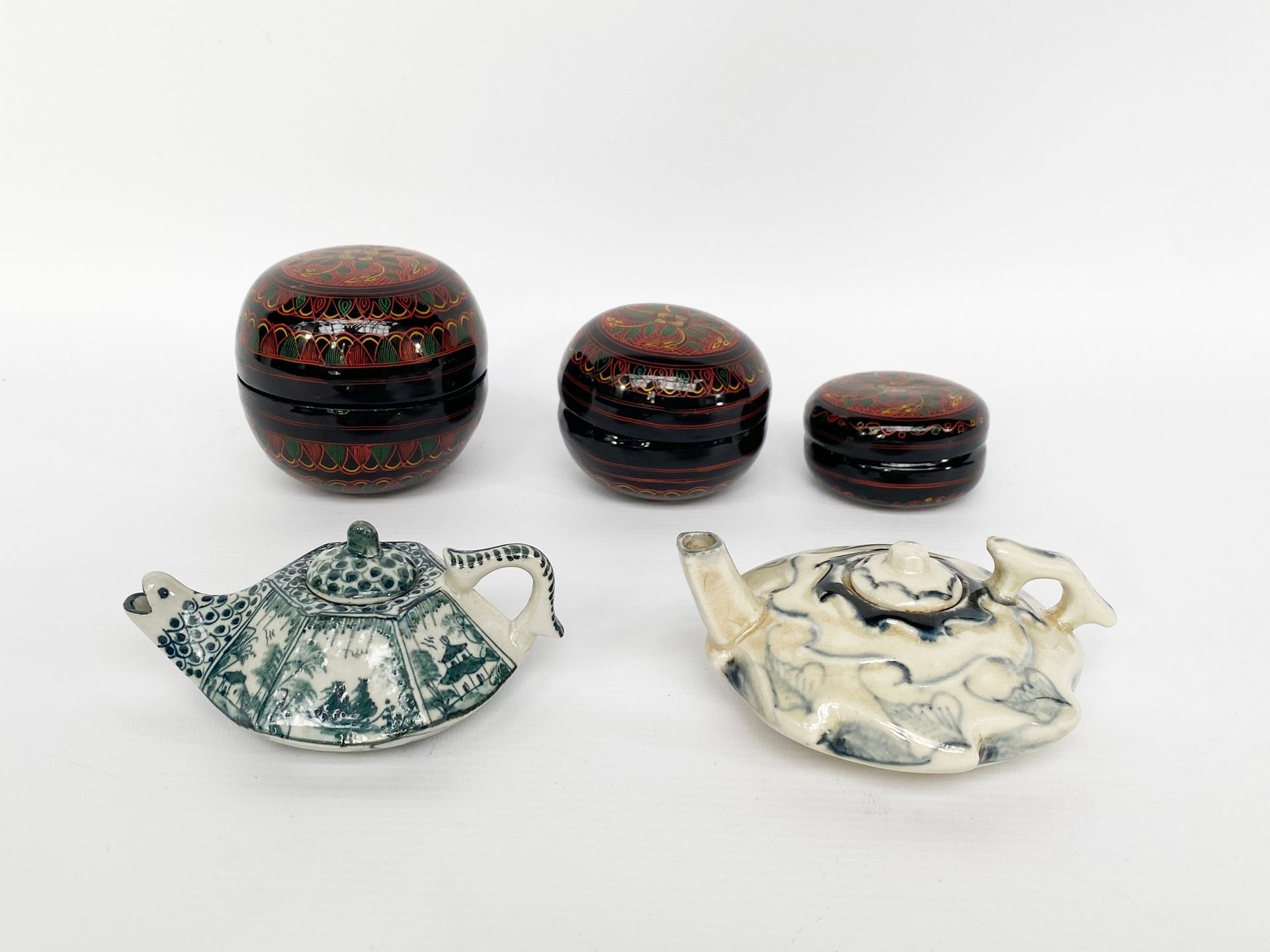 Null 中国，20世纪

一套两个小瓷器茶壶。

事故。

附上。

布尔马。

一套小漆盒。
