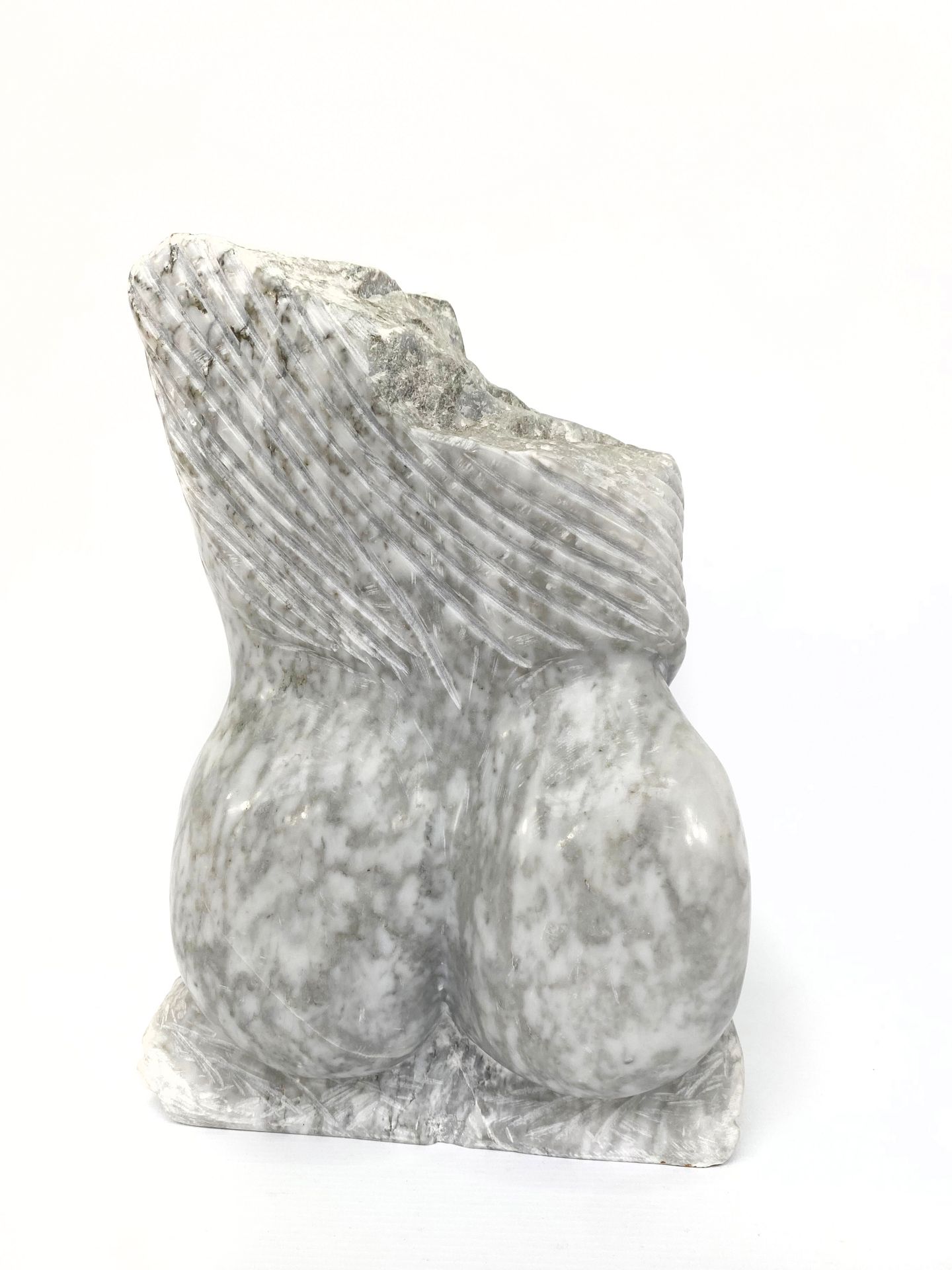 Null Escuela del siglo XX

Torso de piedra dura tallada. 

H. 30 cm